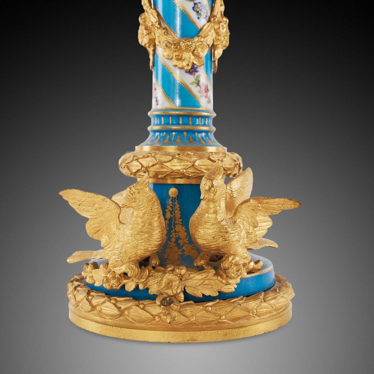 Luigi XVI Coppia di candelieri in bronzo dorato, XIX secolo in vendita