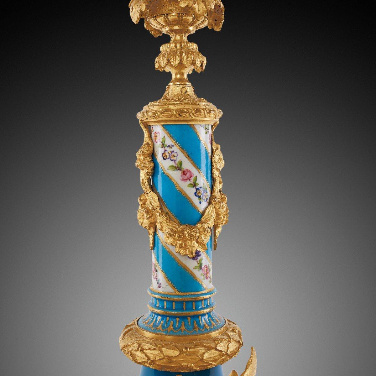 Francese Coppia di candelieri in bronzo dorato, XIX secolo in vendita