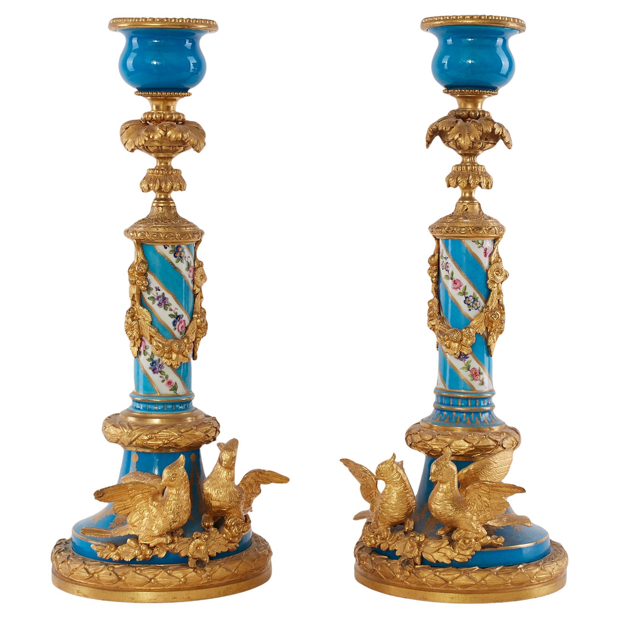 Paire de bougeoirs en bronze doré, 19e siècle