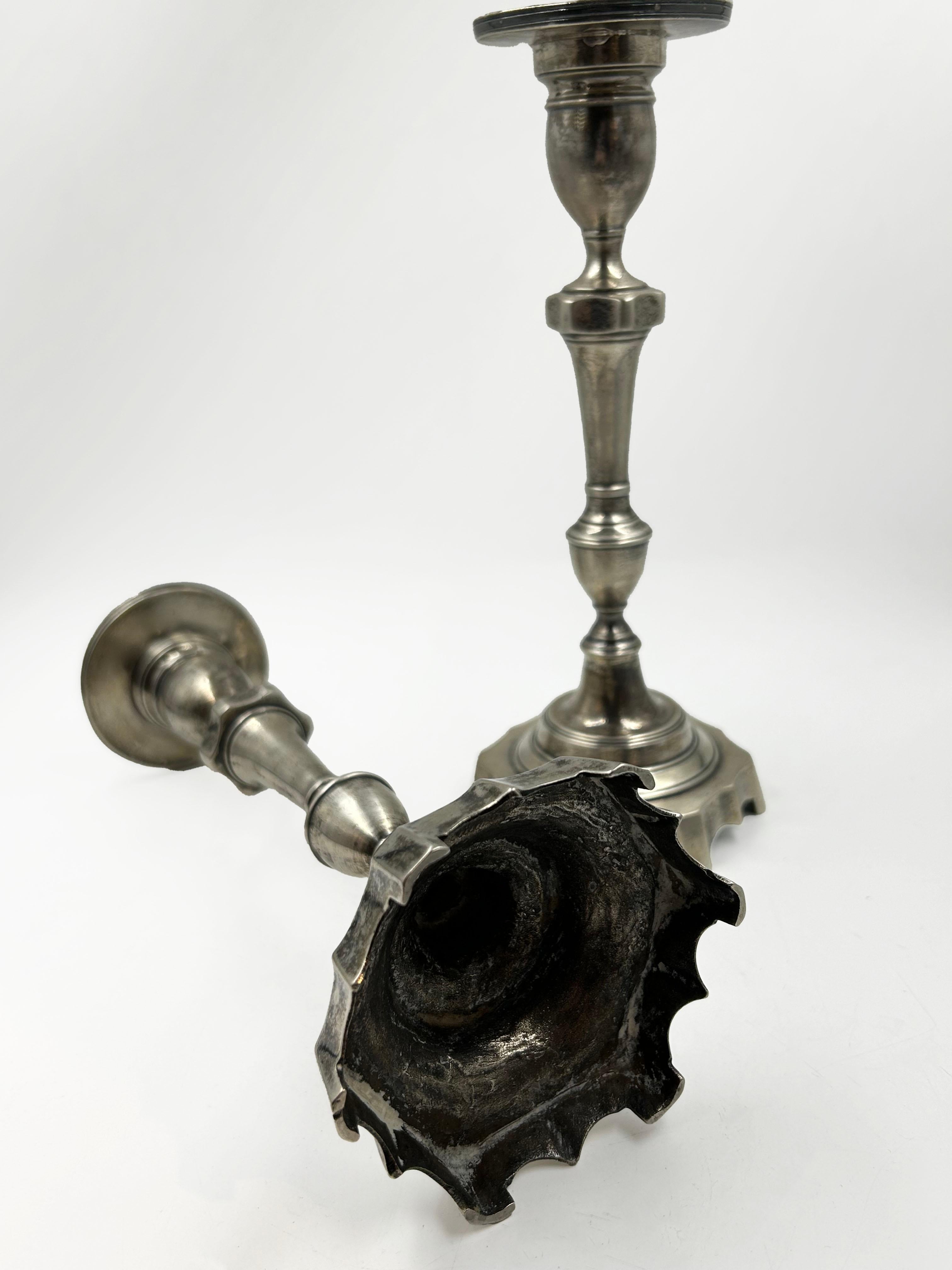 Coppia di candelieri portoghesi in argento, circa 19° secolo.
Ti presentiamo un'elegante coppia di candelieri in argento portoghese dallo stile classico, con un gambo a balaustra, un'ampia coppa per la candela e una base decorata a gradini che