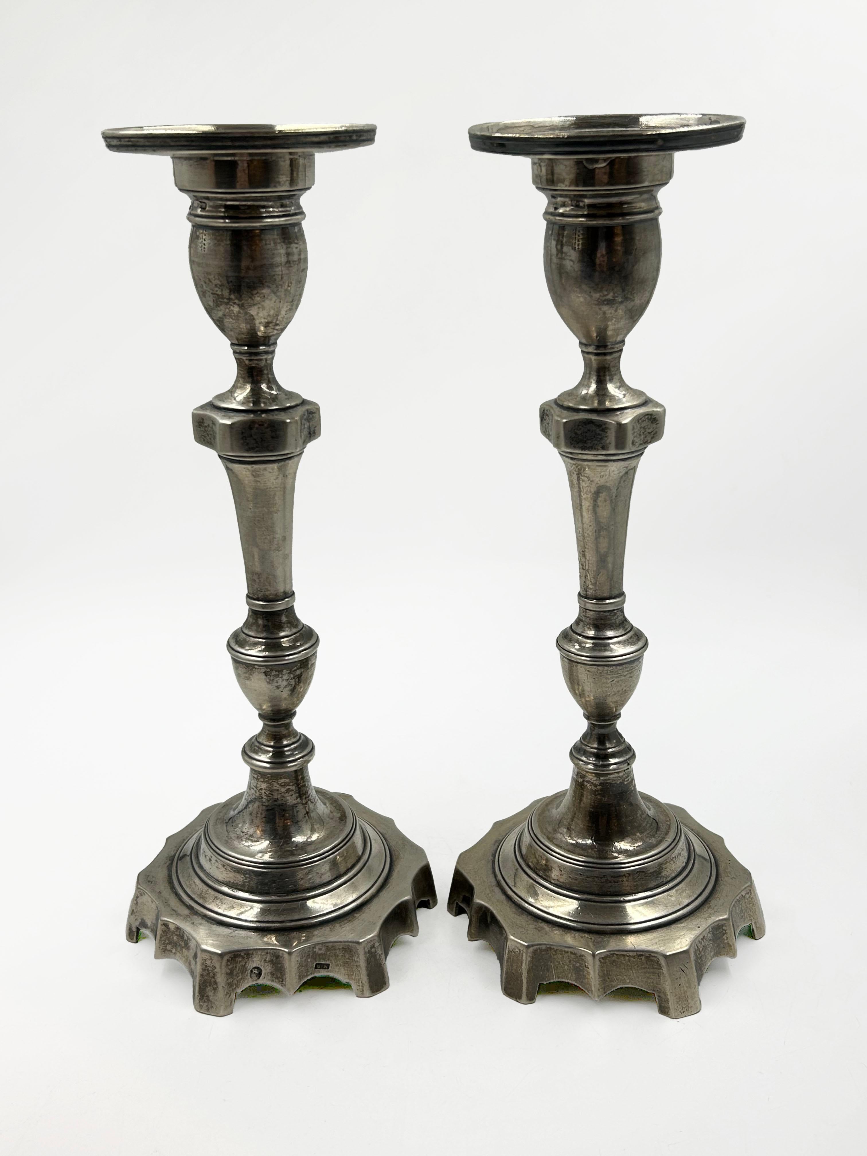 Coppia di candelieri in argento portoghese, circa 19° secolo. In condizioni buone in vendita a Autonomous City Buenos Aires, CABA