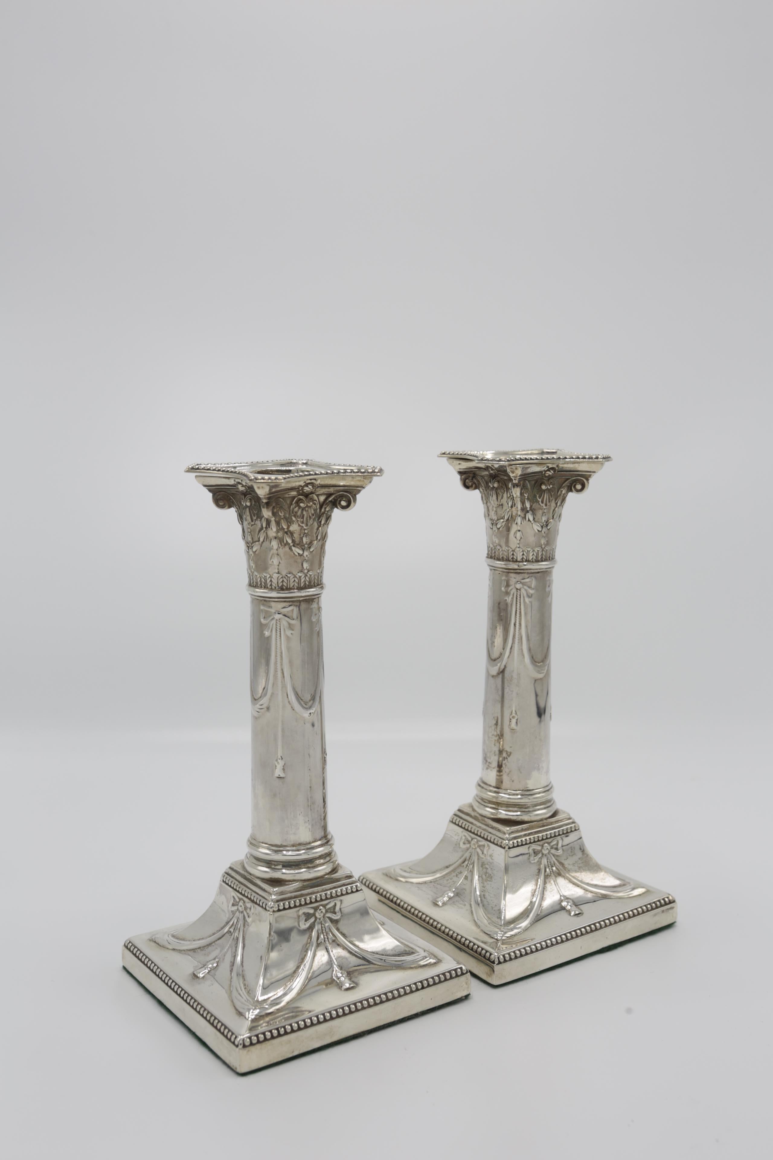 • Relevant pair of candlesticks
• London in 1909
• 925 sterling silver
• Hallmarked, with nice decorations.











 