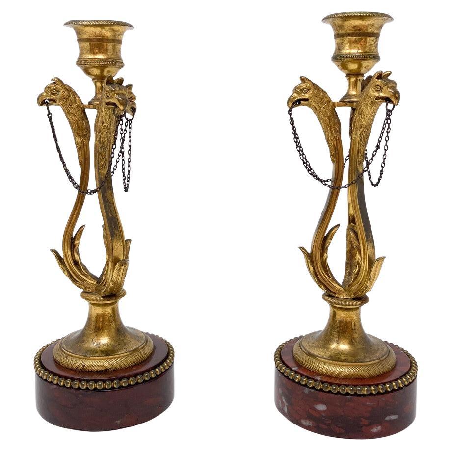 Paar Kerzenständer, Louis XVI.-Stil, vergoldete Bronze und Griotte-Marmor im Angebot