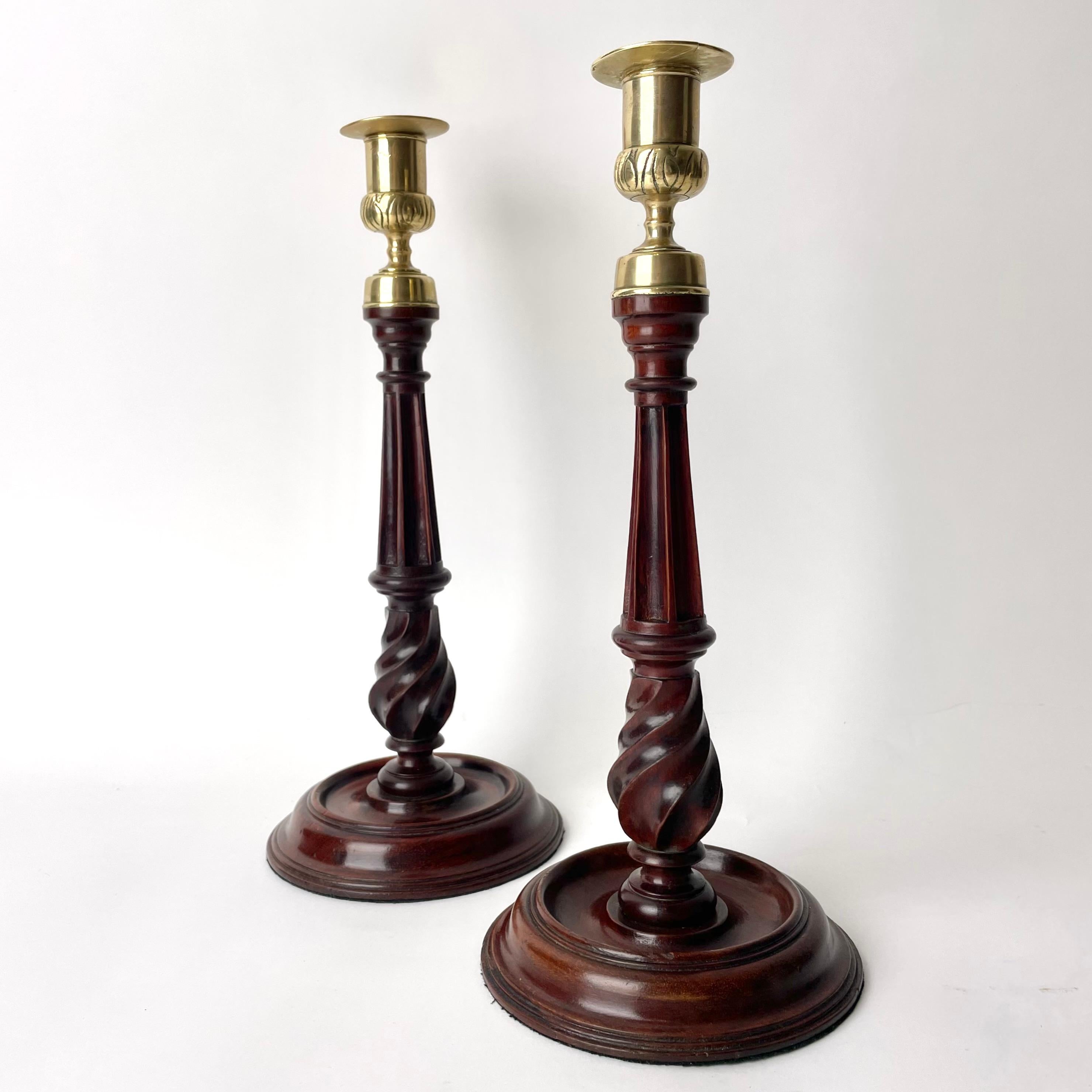 Ein Paar Kerzenständer aus Mahagoni (Swietenia mahagoni) und Messing. Georg III. Hergestellt in England im späten 18. Jahrhundert. 

Diese reich verzierten und mit seltenen und komplizierten Details versehenen Kerzenständer bestehen aus einem Sockel