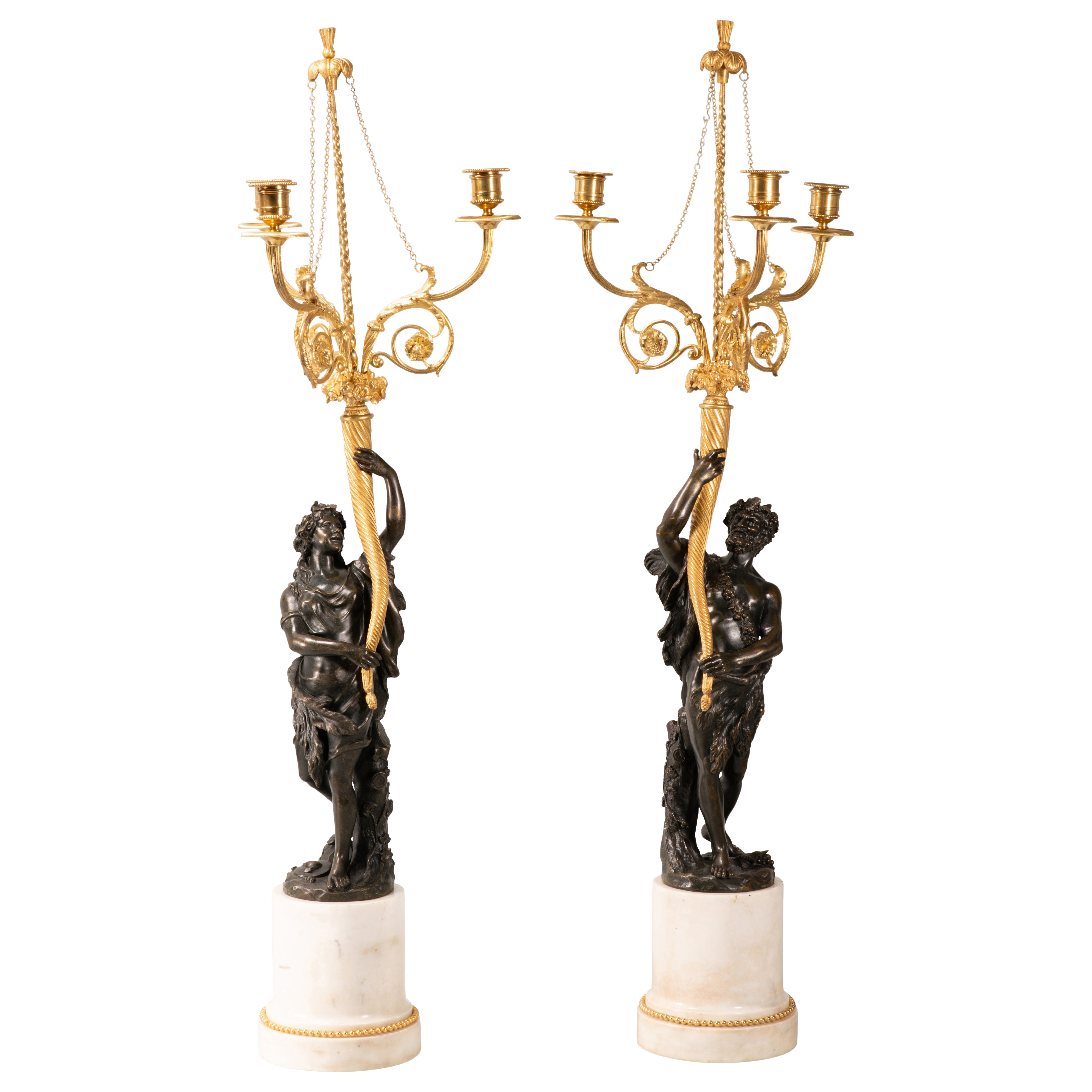 Coppia di candelieri. Marmo, bronzo dorato e patinato. Ispirato a Clodion, XIX secolo