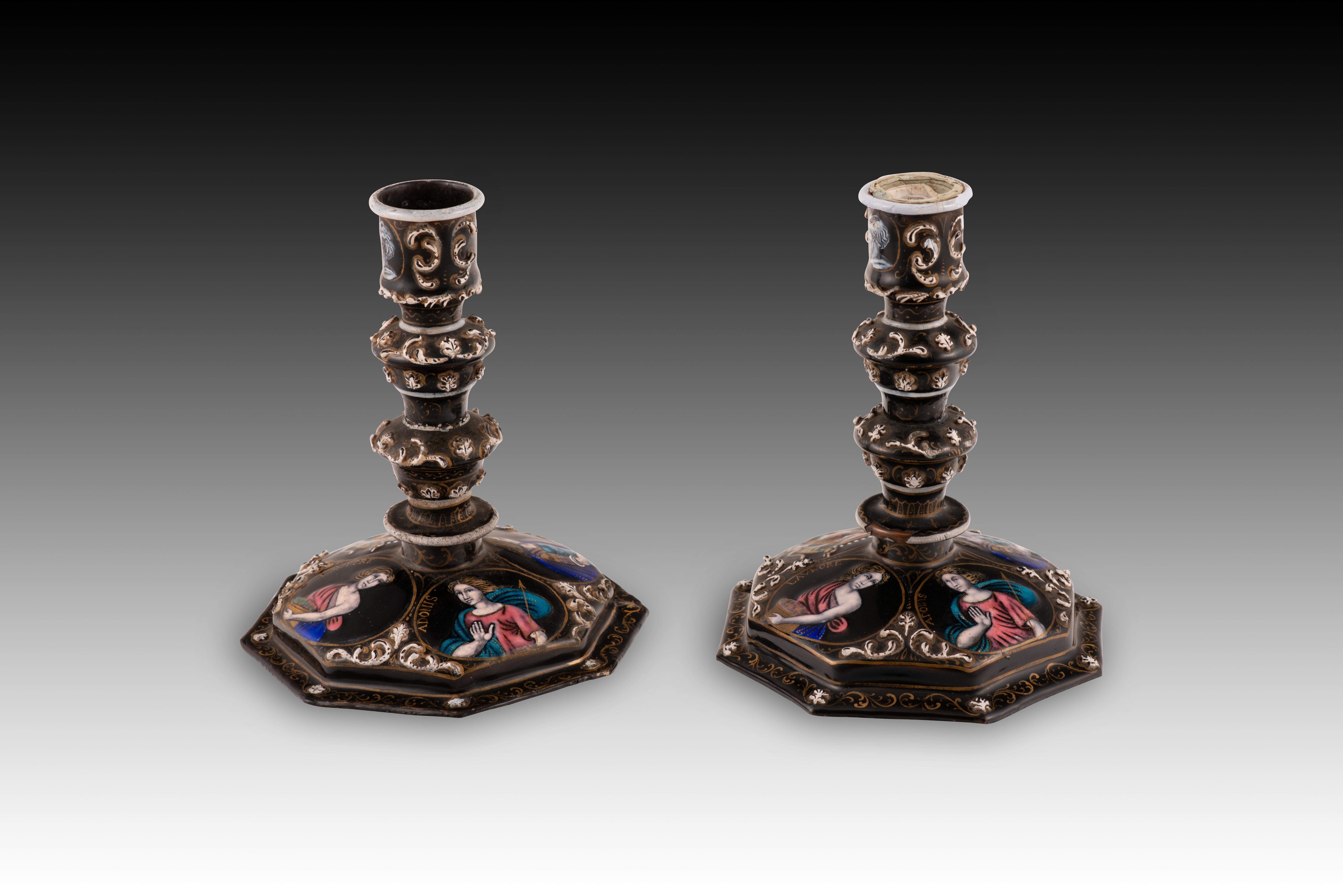 Paar Kerzenständer. Metall, Emaille. Limoges, Frankreich, 19. Jahrhundert. 
Sie weisen Fehler auf. 
Paar Kerzenhalter aus Metall, außen mit polychromem Email verziert, jeweils mit achteckigem Sockel, der mit einer Stufe beginnt und sanft zur Achse