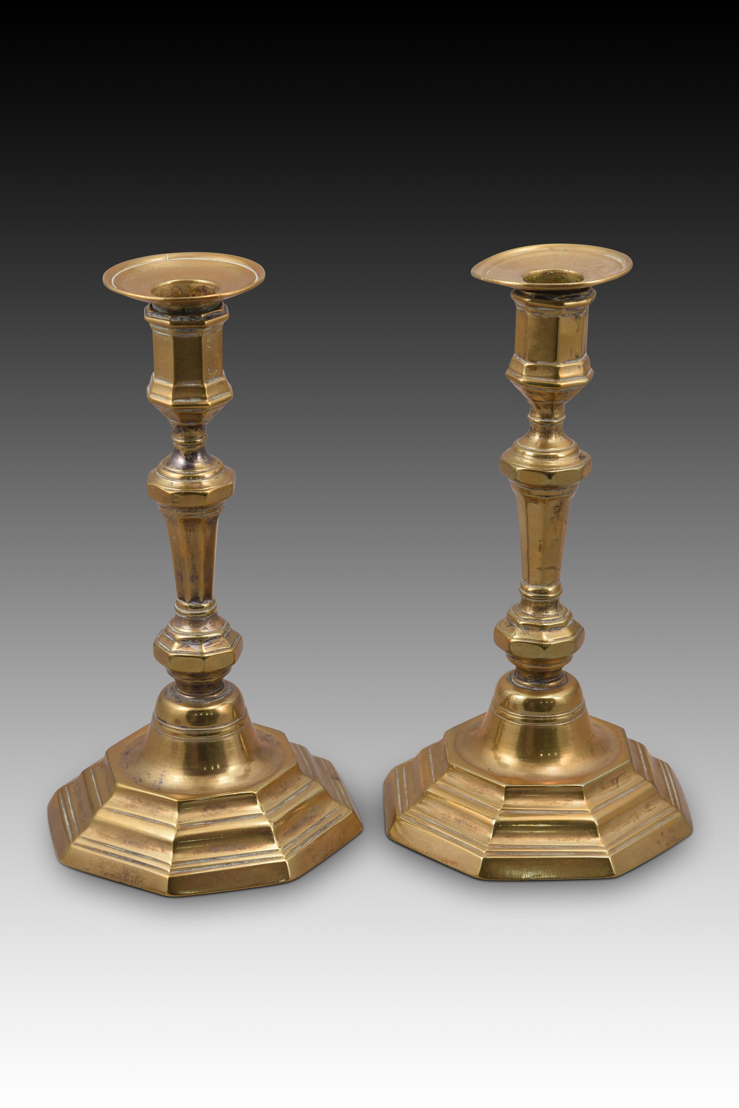 Européen Paire de chandeliers ou de porte-bougies. Bronze. XVIIIe siècle. en vente