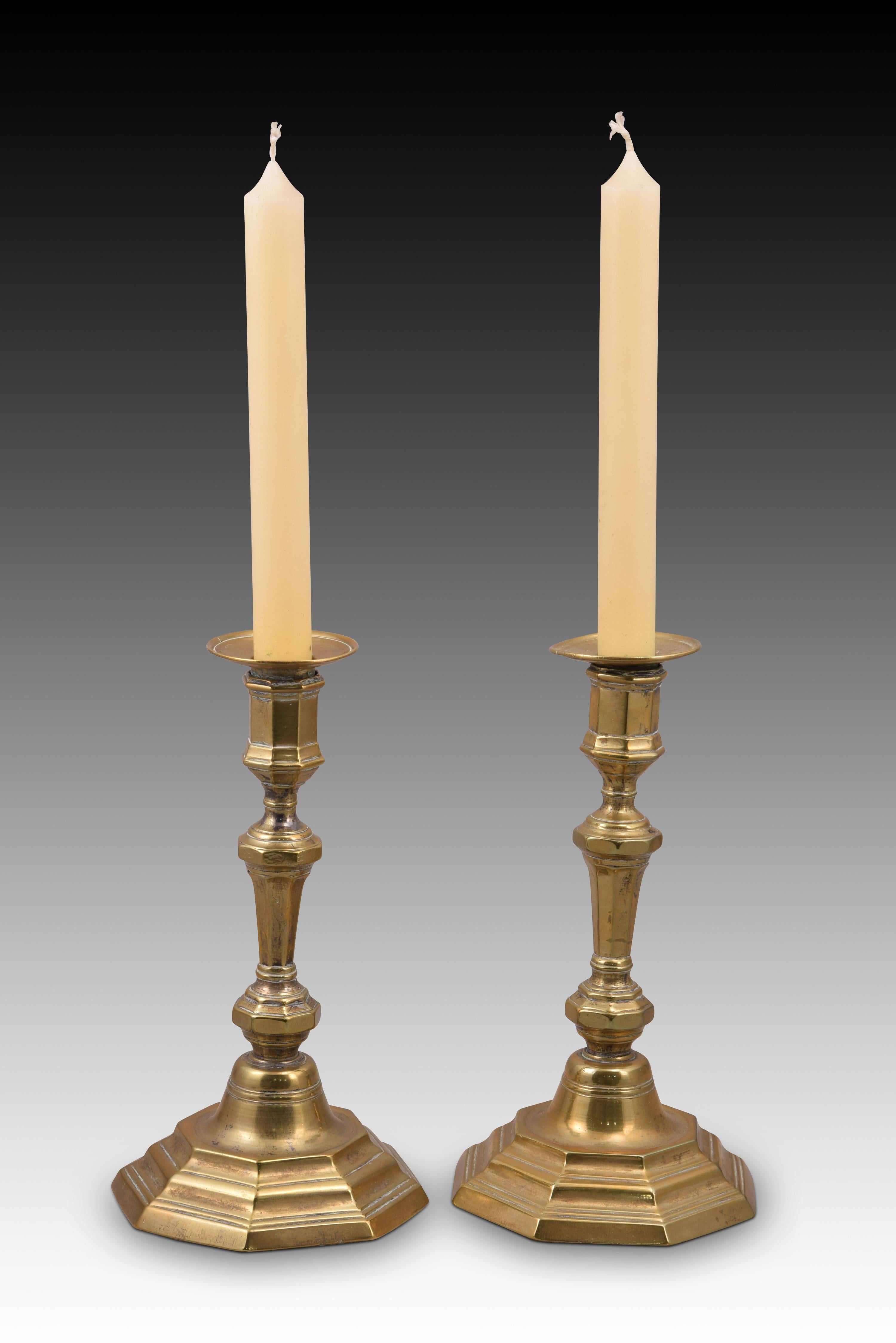 Paire de chandeliers ou de porte-bougies. Bronze. XVIIIe siècle. en vente 1