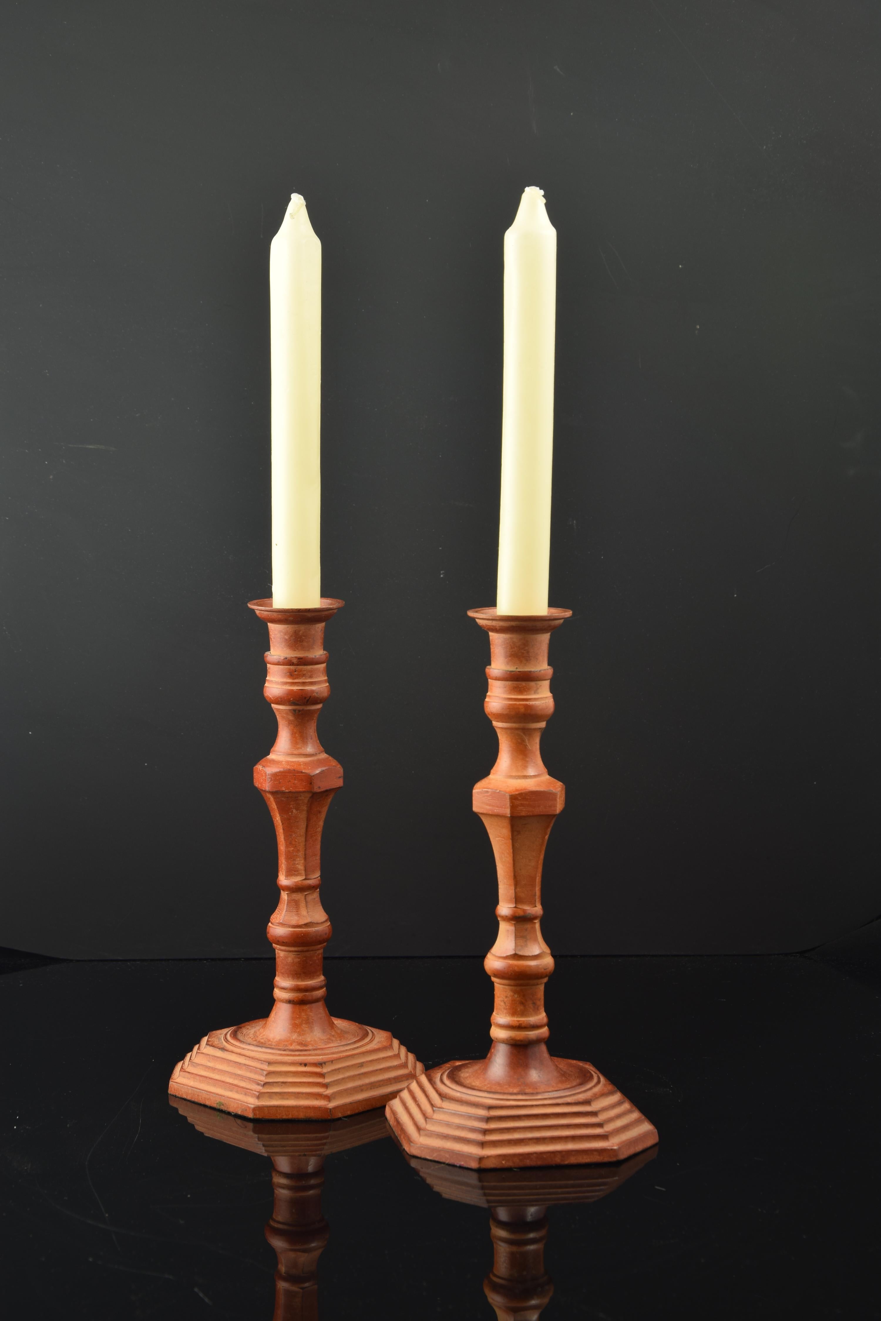 Pair of candlestick in patinated bronze.
It has a square base with flattened corners and decorated with moldings that create a staggering until almost reaching the barrel, worked as a polygonal baluster decorated with concave moldings, which have