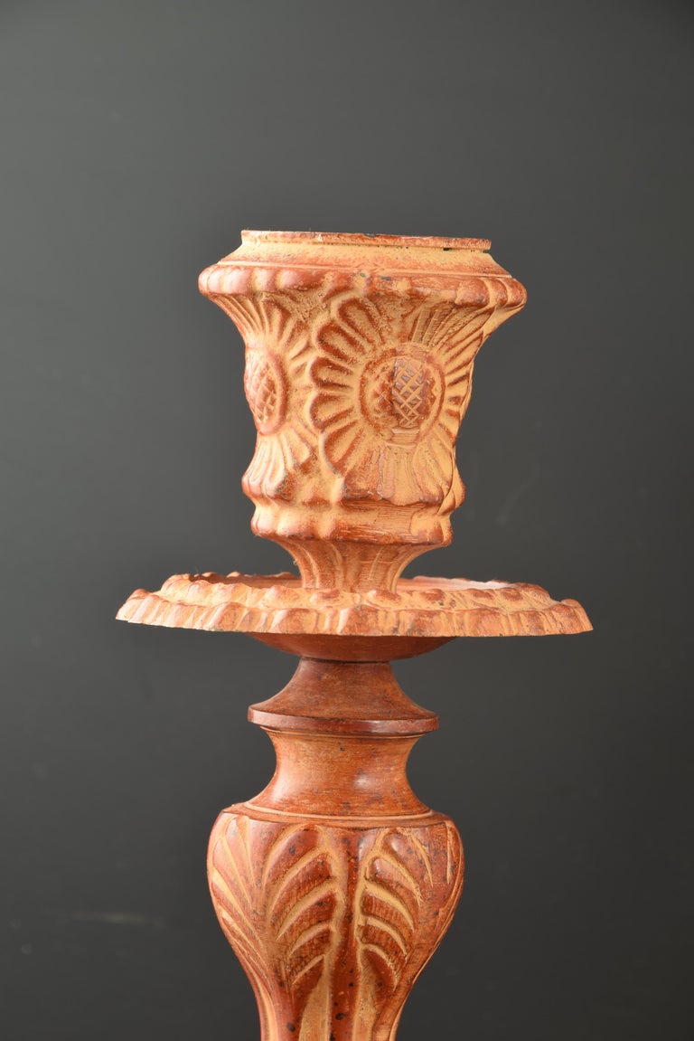 Pair of candlestick in patinated bronze.
The circular base rises to meet the base of the shaft and has been decorated with flowers, which are repeated throughout the rest of the candlestick. The barrel has grooves that turn into leaves towards the