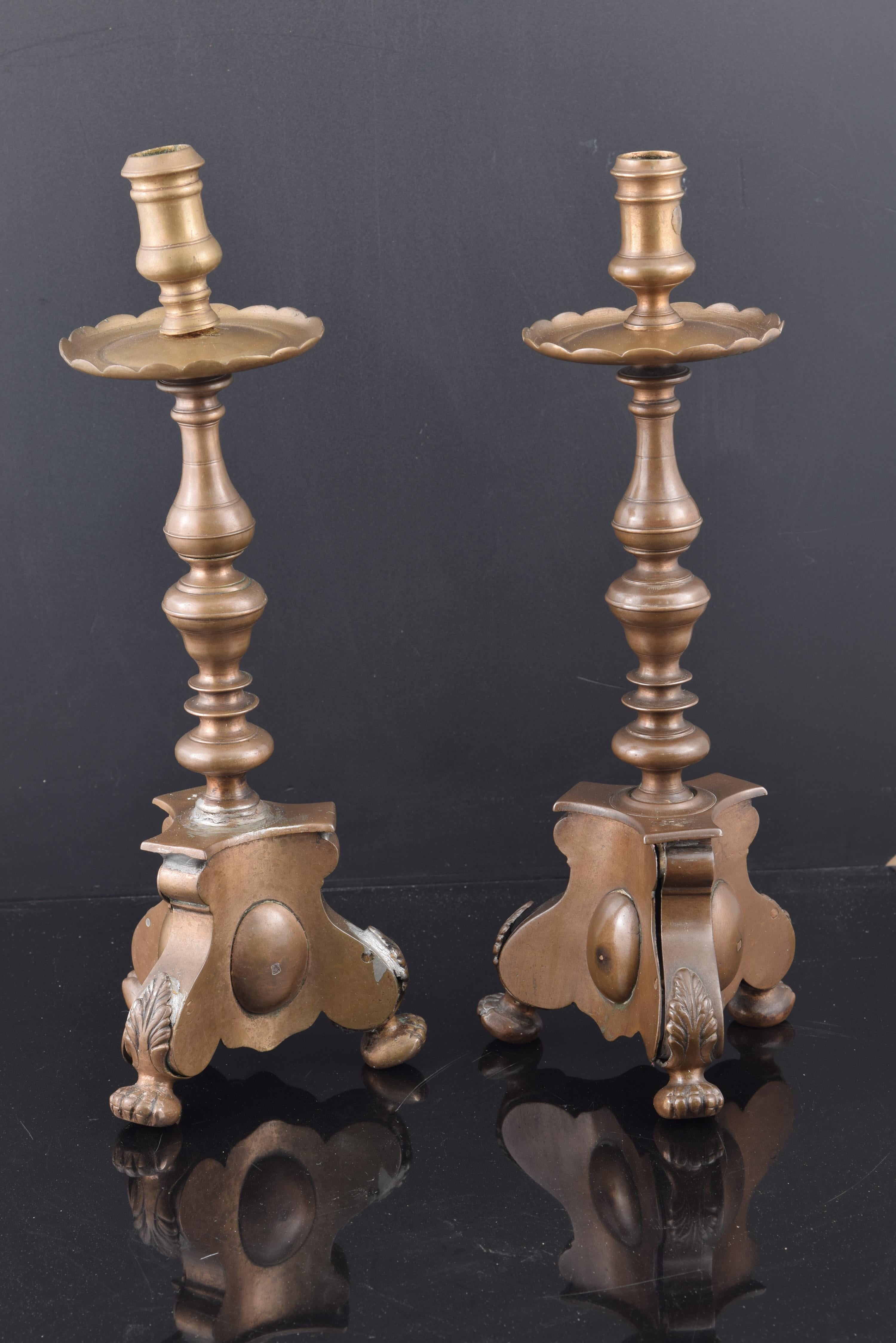 Paar Kerzenständer oder Kerzenhalter, Bronze, 18. Jahrhundert (Spanisch) im Angebot