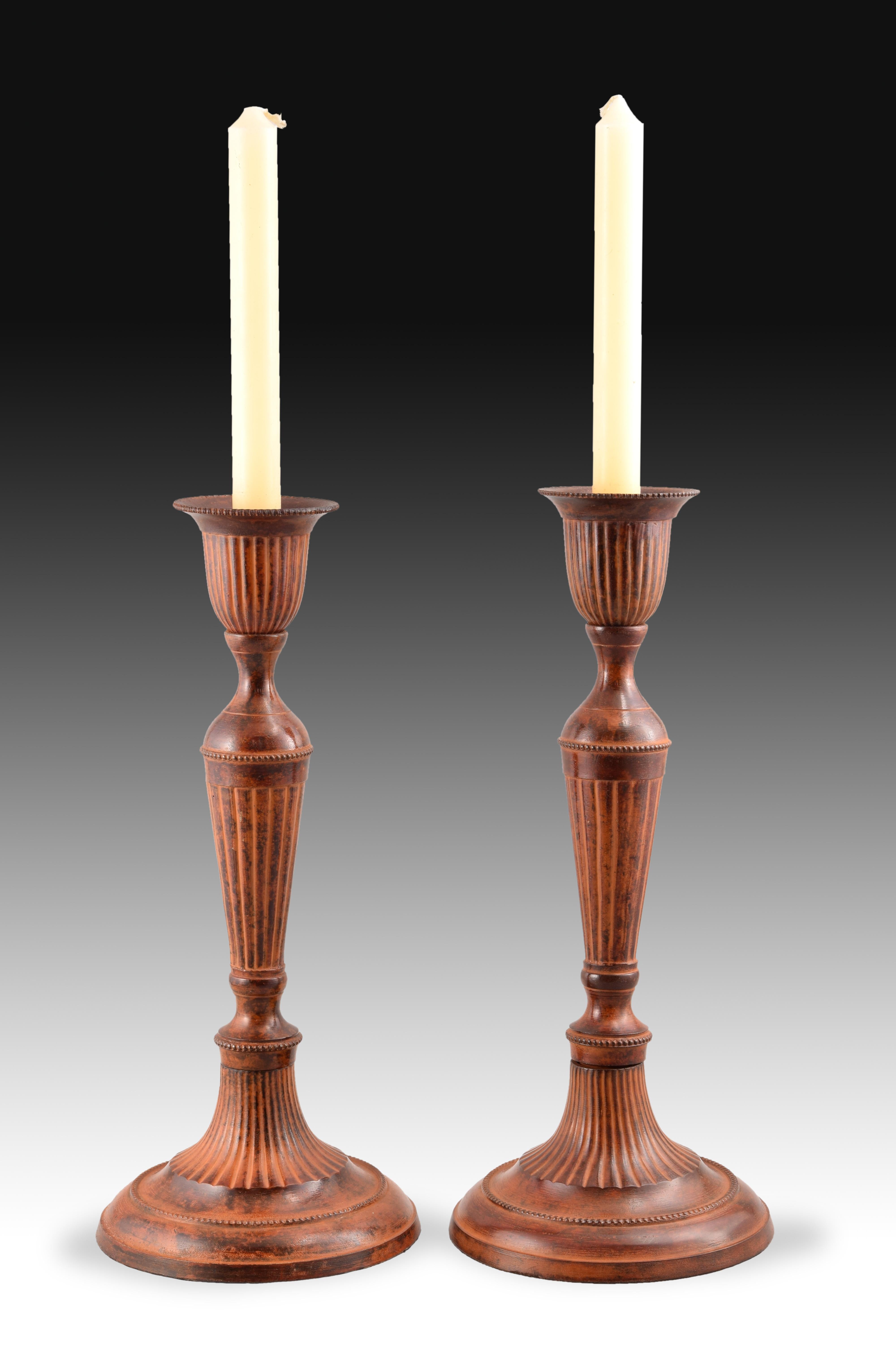 Paar Kerzenständer oder Kerzenhalter aus patinierter Bronze (Sonstiges) im Angebot