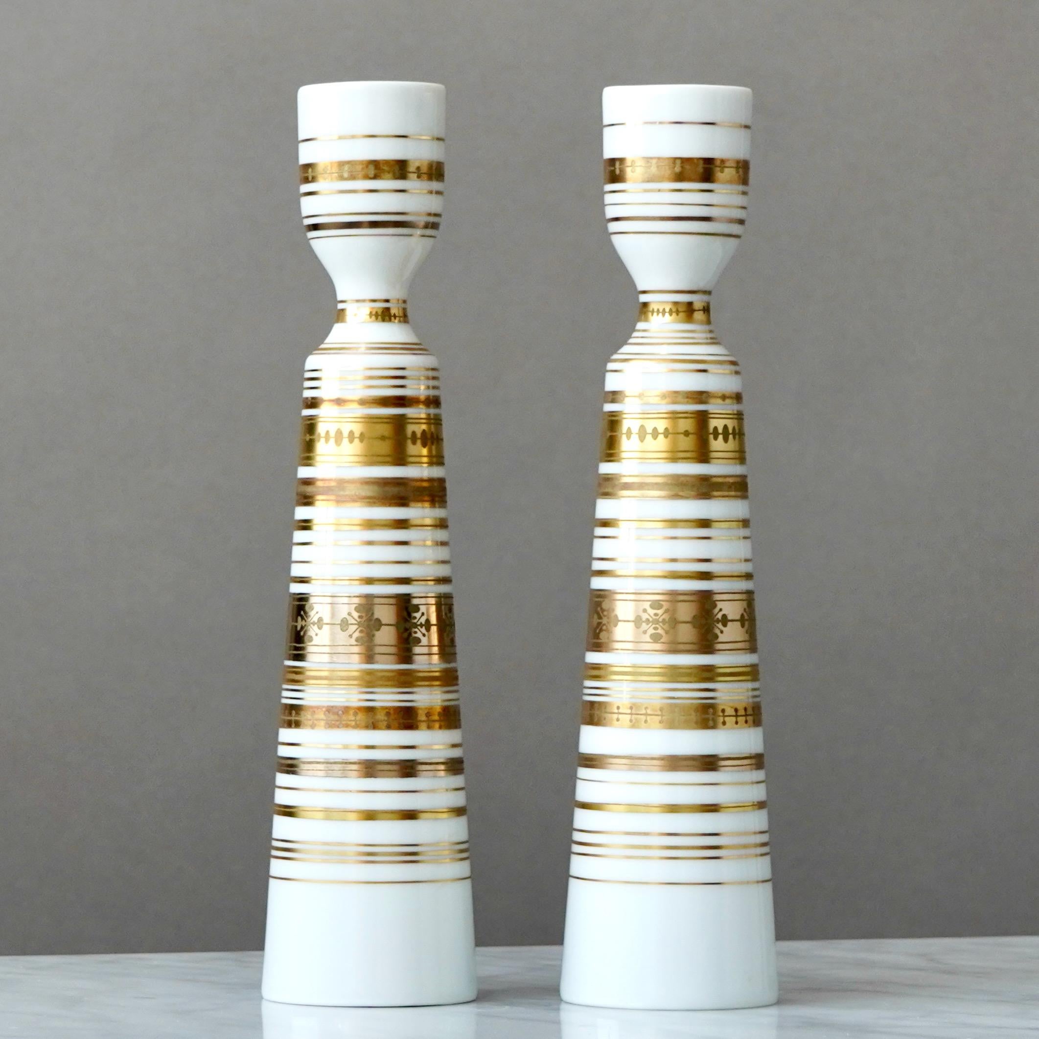 Une paire de magnifiques chandeliers en porcelaine avec de superbes détails dorés peints à la main. Quatre Couleurs' = quatre couleurs d'or différentes. 
Conçu par Bjorn Wiinblad pour Rosenthal Studio Linie, Allemagne, dans les années