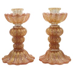 Paire de chandeliers avec un design avec des mouchetures en verre de Murano doré.