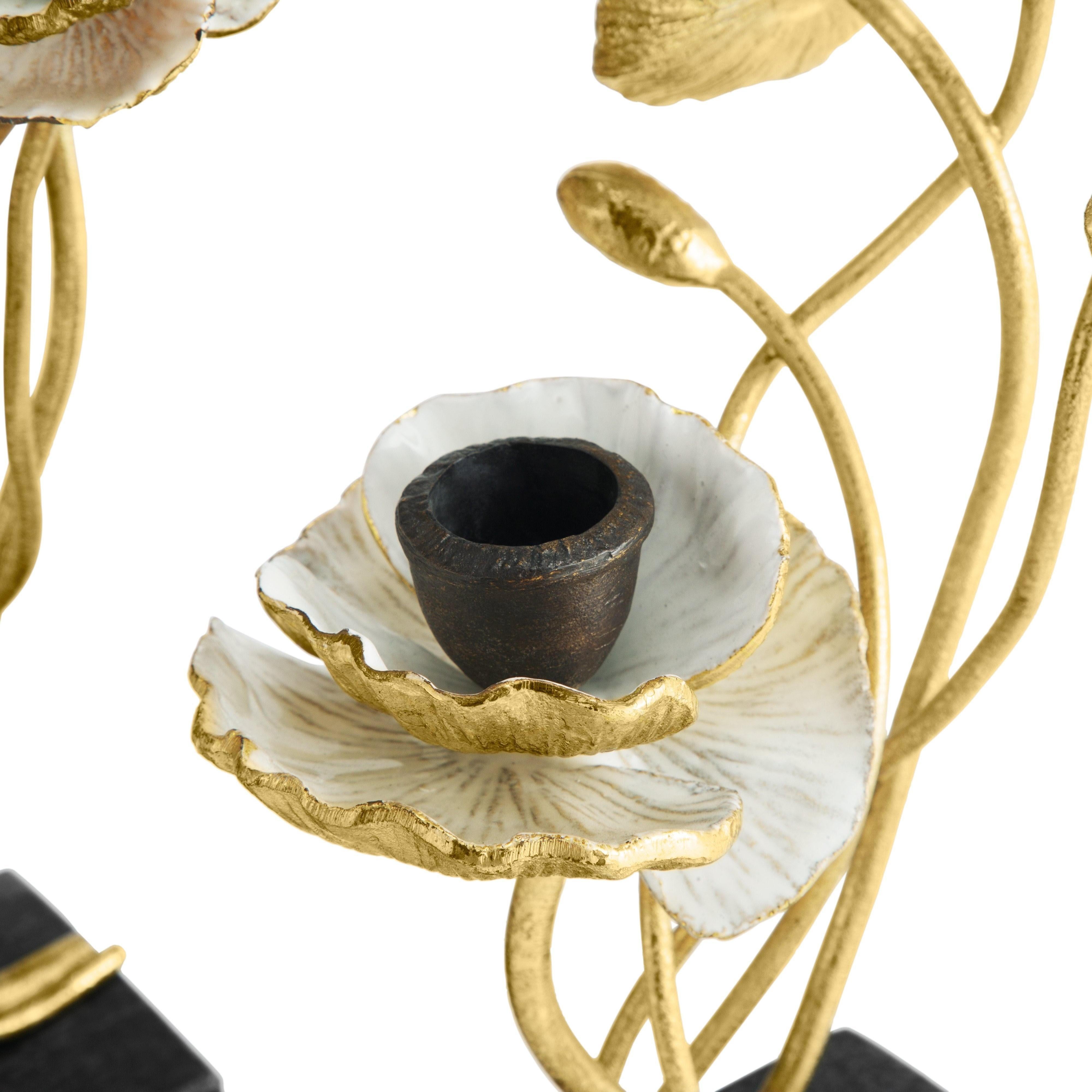 Pareja de candeleros con diseño de anémonas, metal dorado esmaltado en blanco y base de mármol.

Pareja de candelabros anémona contemporáneos de metal esmaltado blanco dorado con base de mármol.
Embellece tu interior con estos elegantes portavelas