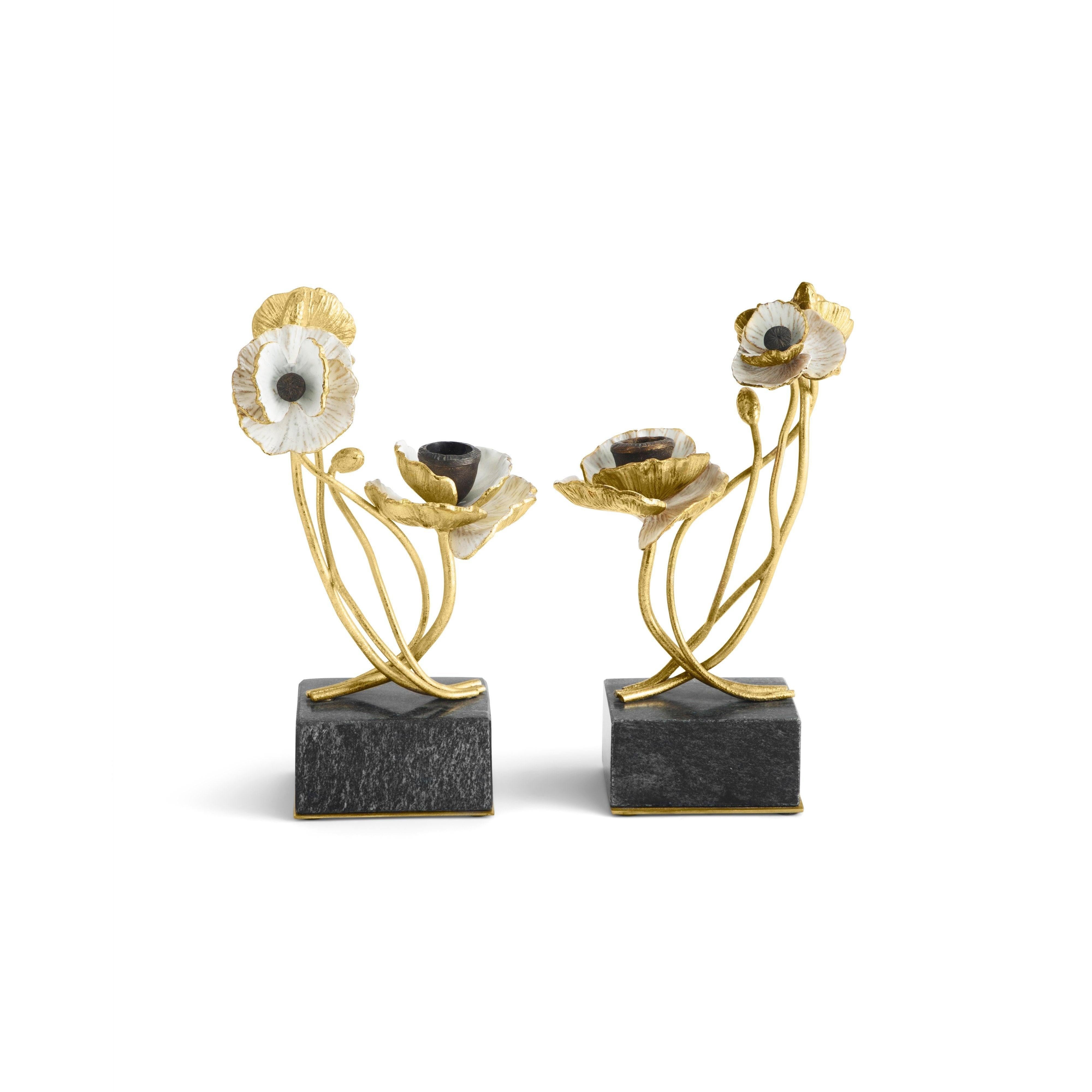 Pareja de Candeleros con Diseño de Anémonas, Metal Esmaltado Blanco Dorado. en Nuevo estado para la venta en Saint-Ouen, FR