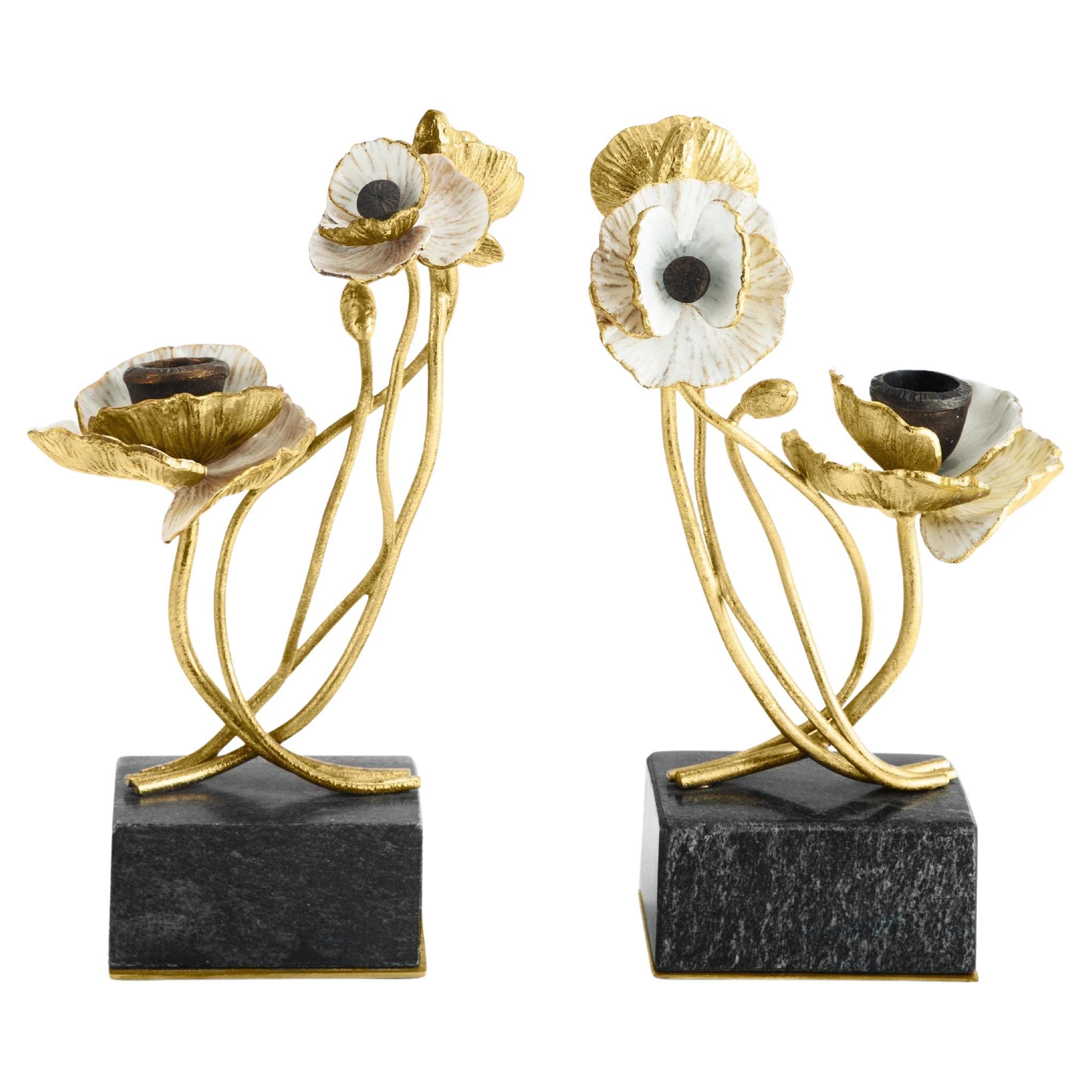 Pareja de Candeleros con Diseño de Anémonas, Metal Esmaltado Blanco Dorado.