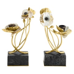 Pareja de Candeleros con Diseño de Anémonas, Metal Esmaltado Blanco Dorado.