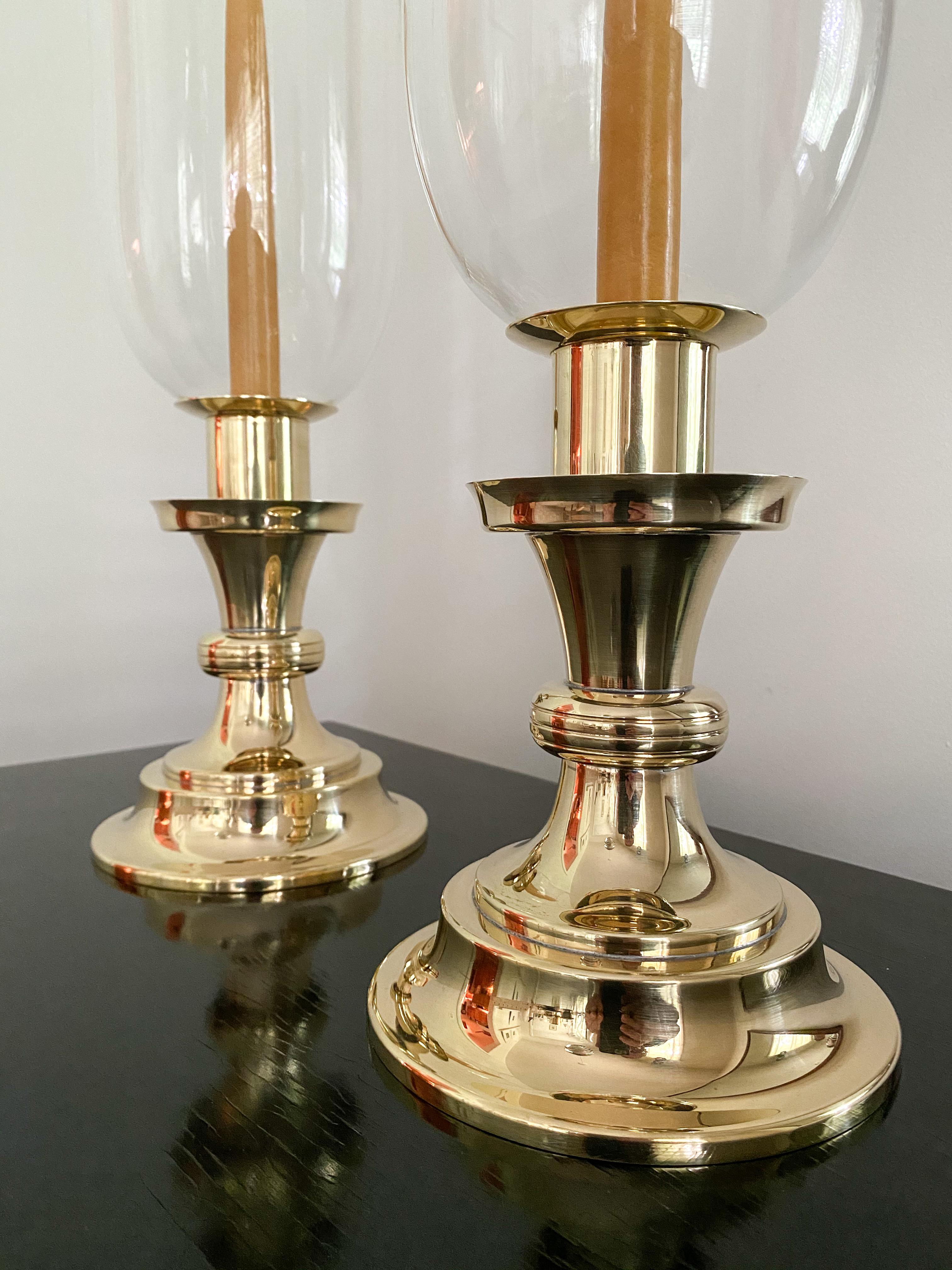 Ein Paar Kerzenständer mit Hurricanes, entworfen von Tommi Parzinger für Dorlyn  (Moderne der Mitte des Jahrhunderts) im Angebot