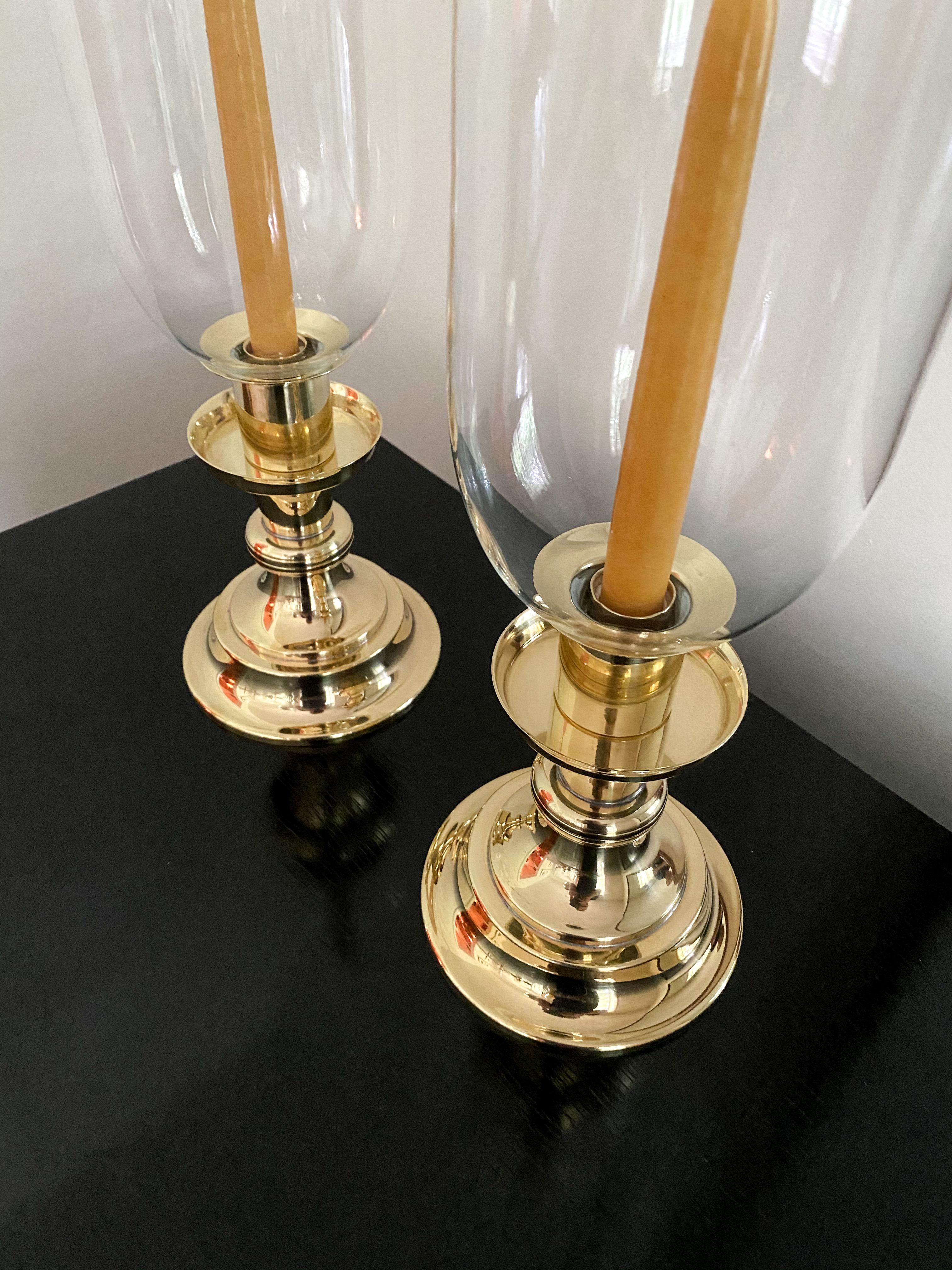 Ein Paar Kerzenständer mit Hurricanes, entworfen von Tommi Parzinger für Dorlyn  (amerikanisch) im Angebot