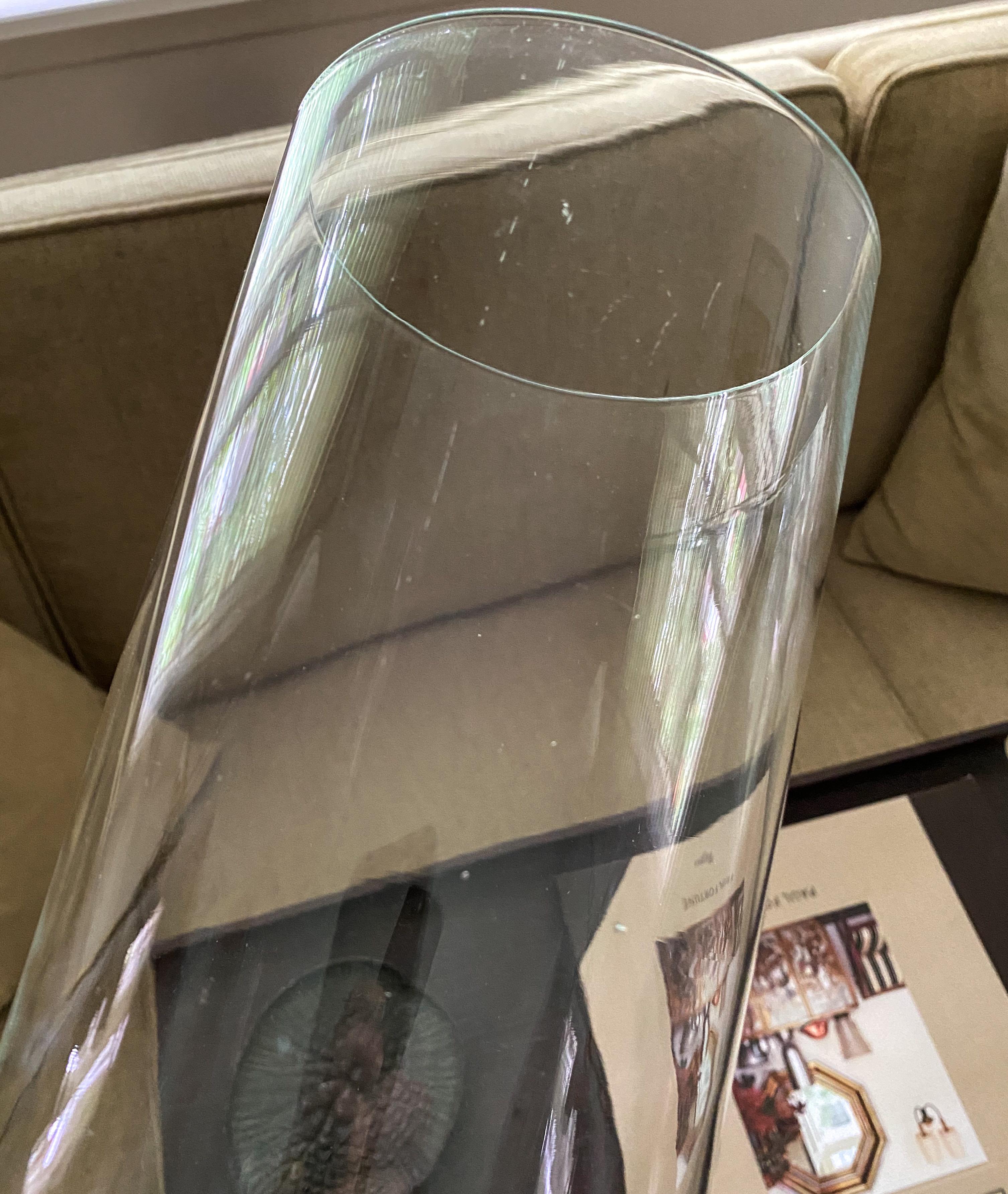 Laiton Paire de bougeoirs avec cylindres en forme d'ouragans conçus par Tommi Parzinger pour Dorlyn  en vente