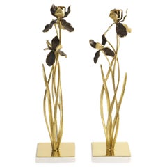 Pareja de Candeleros con Diseño de Iris, Metal Dorado, Pátina y Base de Mármol.