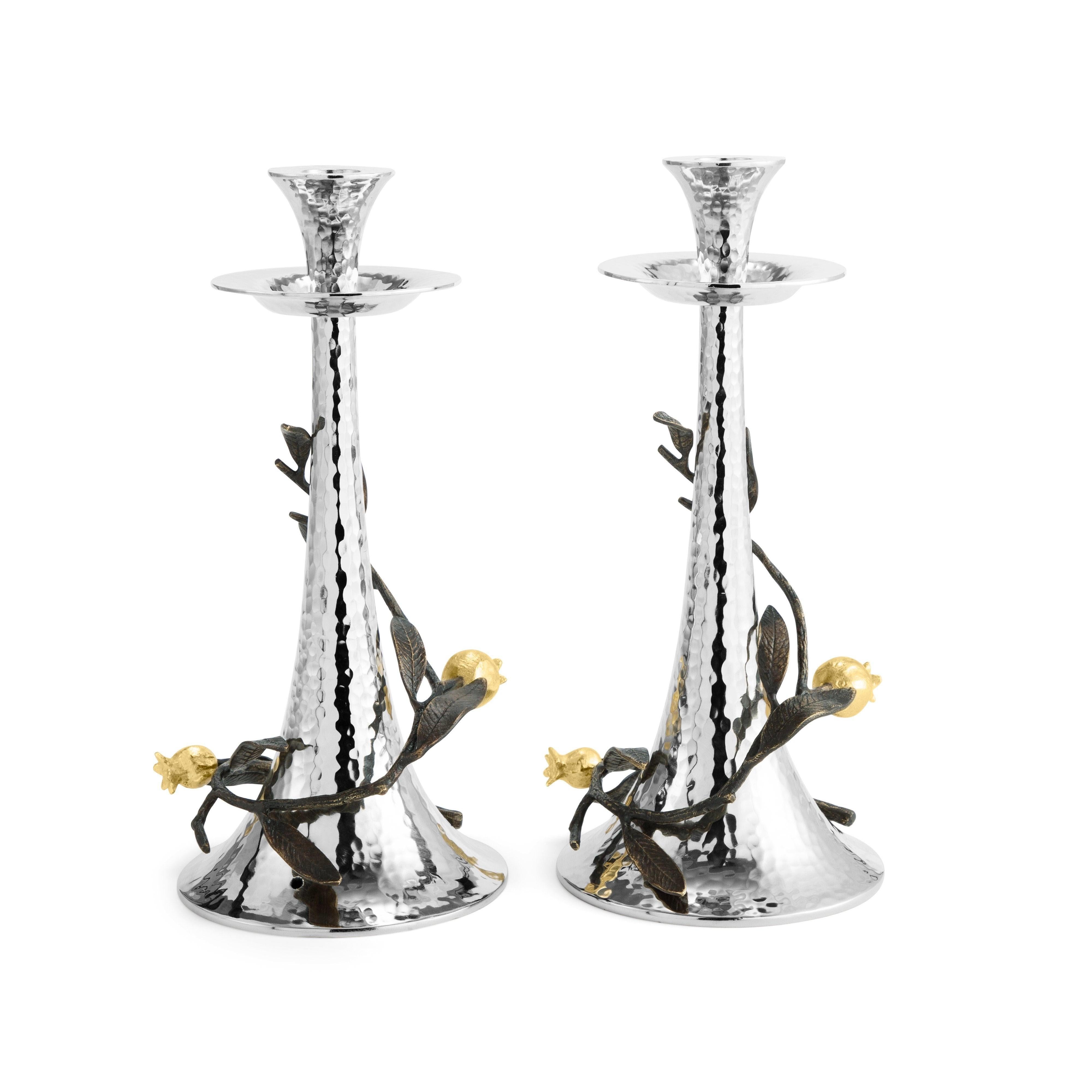 Coppia di candelieri con design a melograno, in metallo argentato, patinato e dorato.

Coppia di portacandele contemporanei, Evocando il fascino della bellezza della natura, questi portacandele a forma di melograno sono realizzati magistralmente in