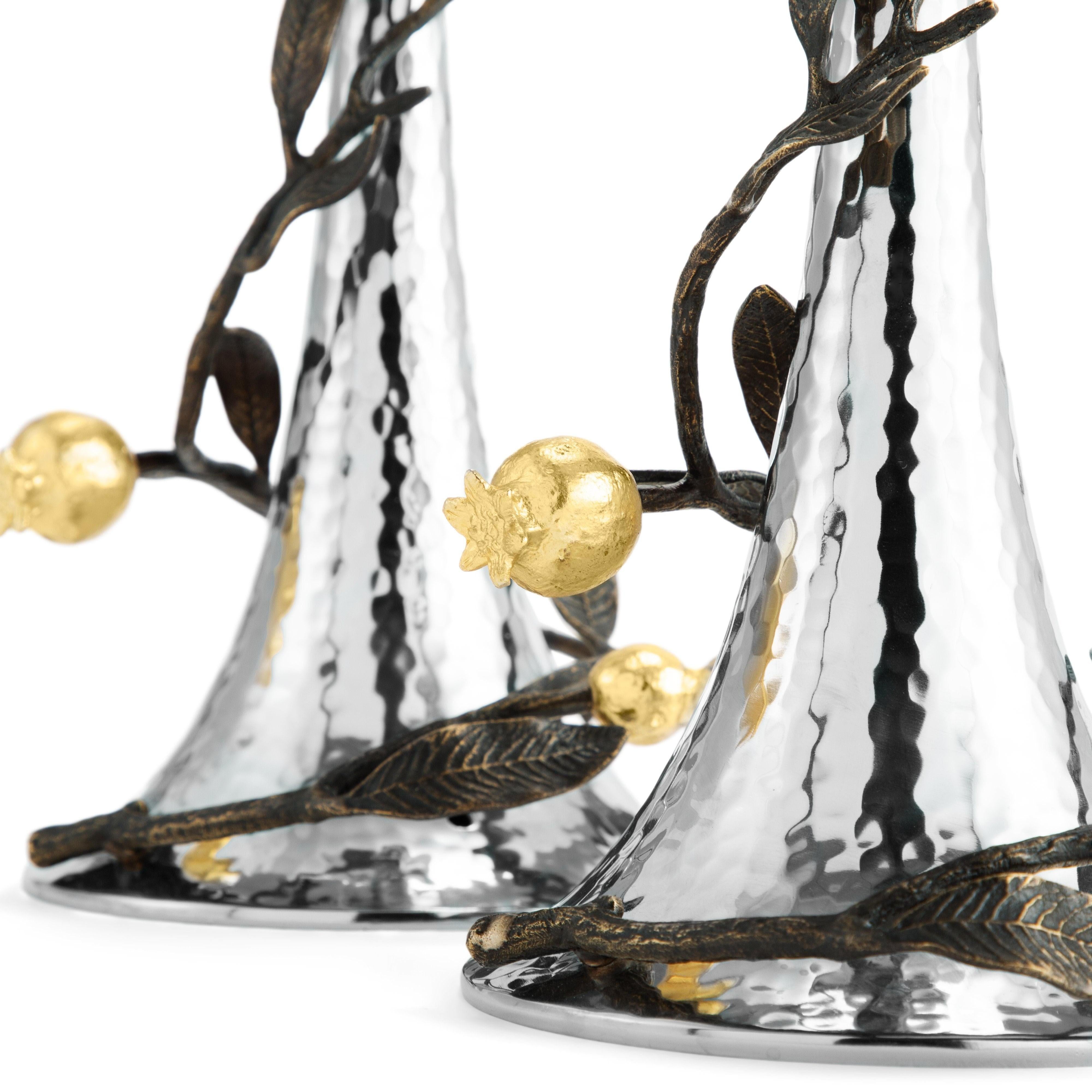 Moderno Coppia di candelieri con design a melograno, placcati in argento. in vendita