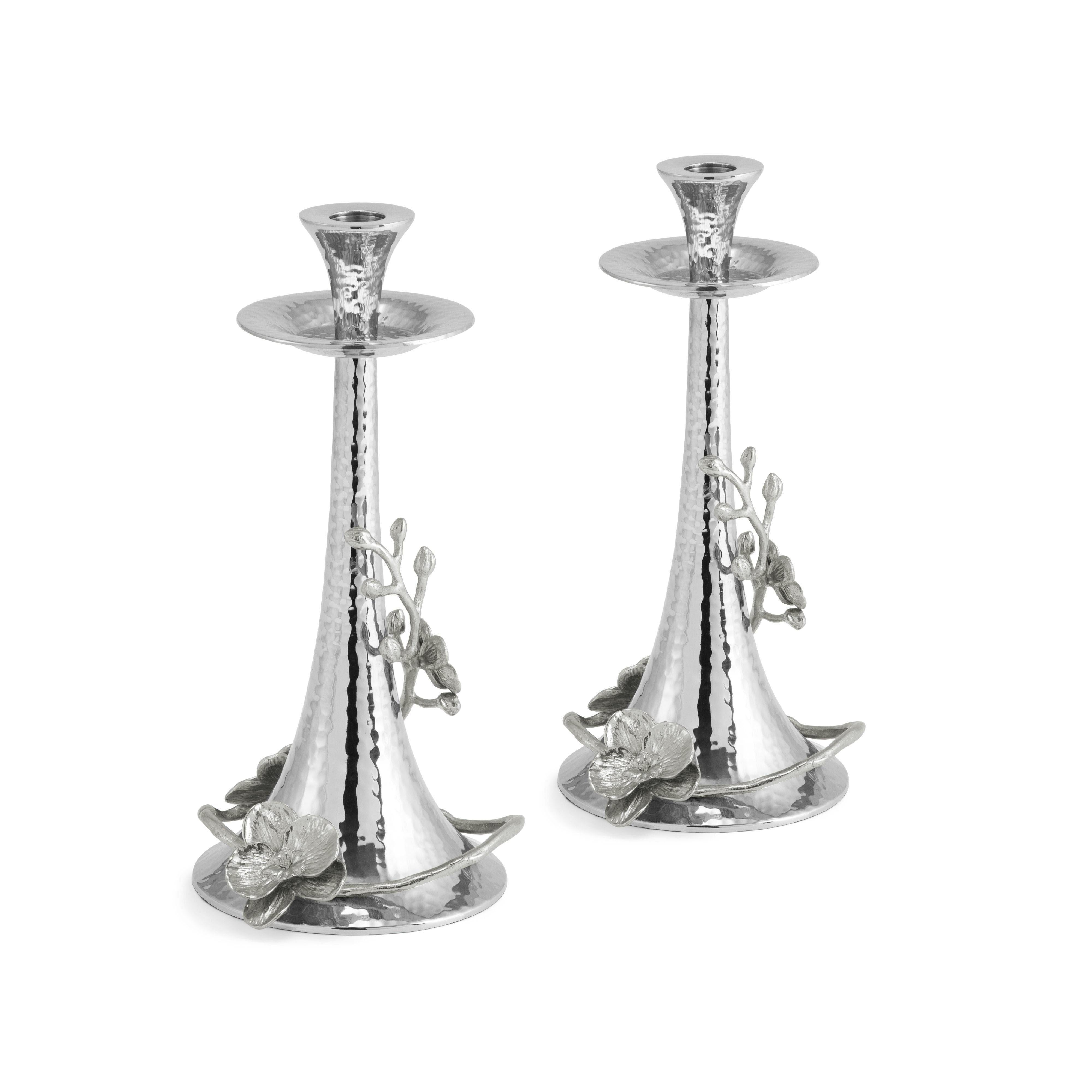 Coppia di candelieri con disegno di orchidea bianca, placcati in argento.

Coppia di candelieri contemporanei con disegno di orchidea bianca in metallo argentato, XX secolo.
Migliora il tuo ambiente con i magnifici portacandele White Orchid,