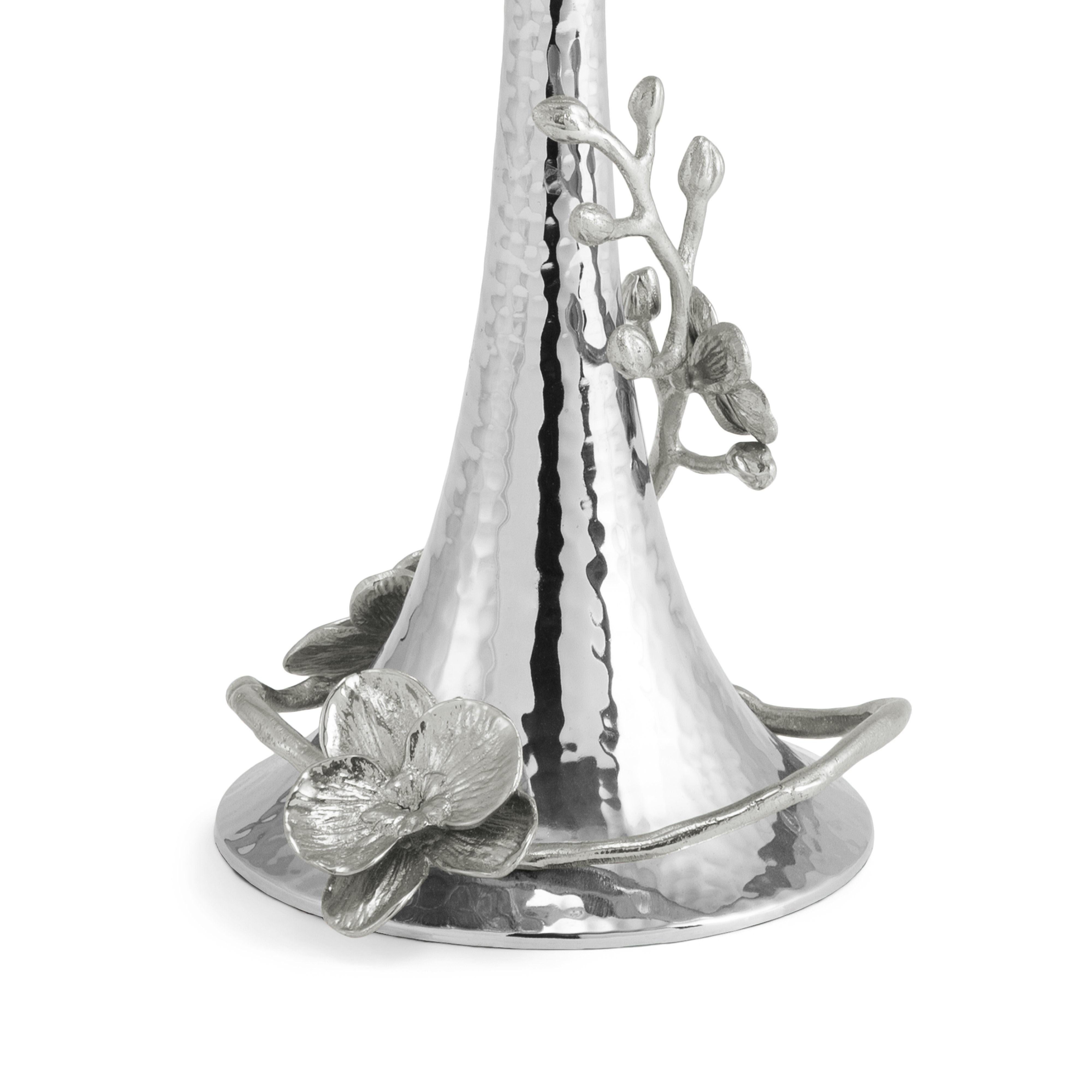 Moderno Coppia di candelieri con disegno di orchidea bianca, placcati in argento. in vendita