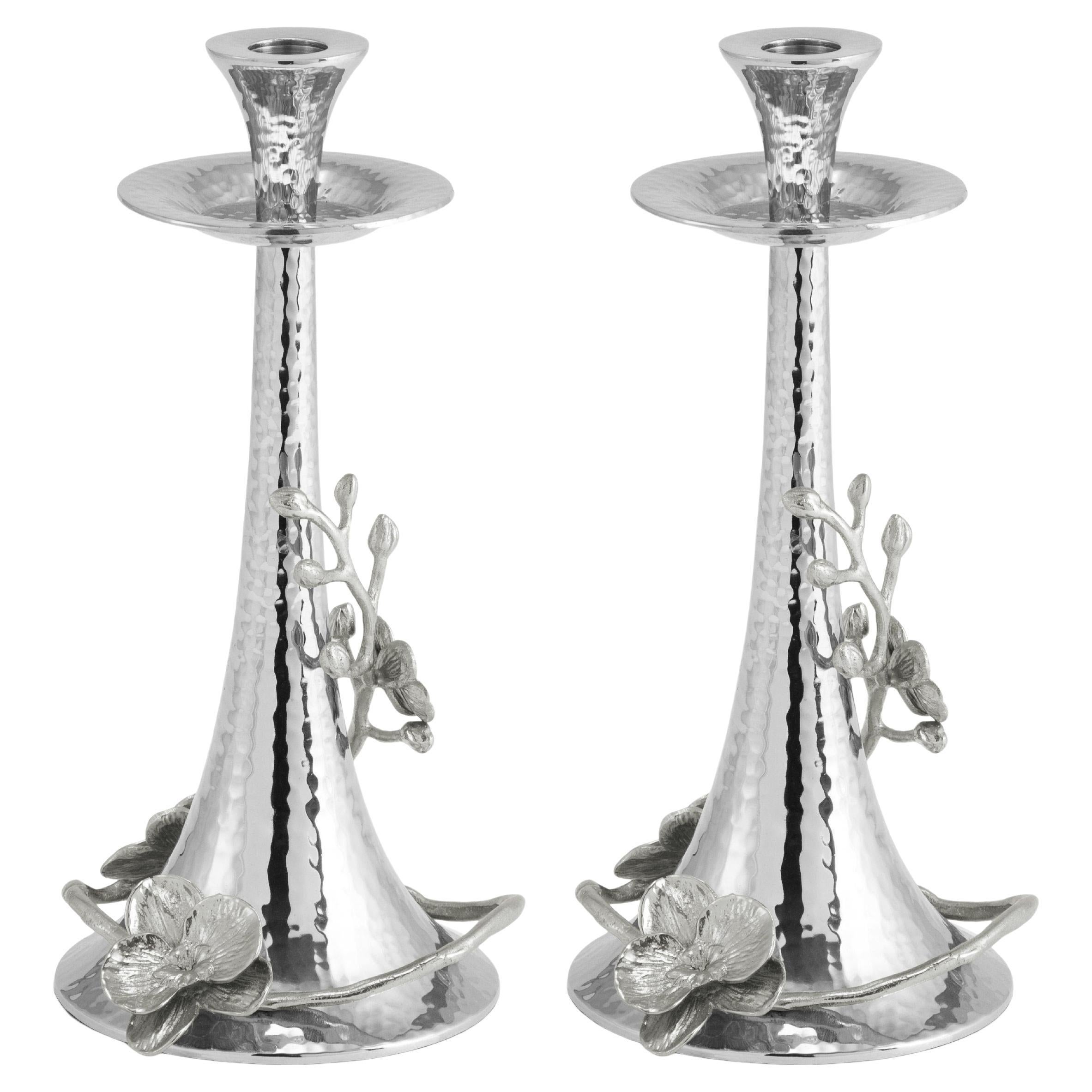 Pareja de candelabros con diseño de orquídeas blancas, chapados en plata.