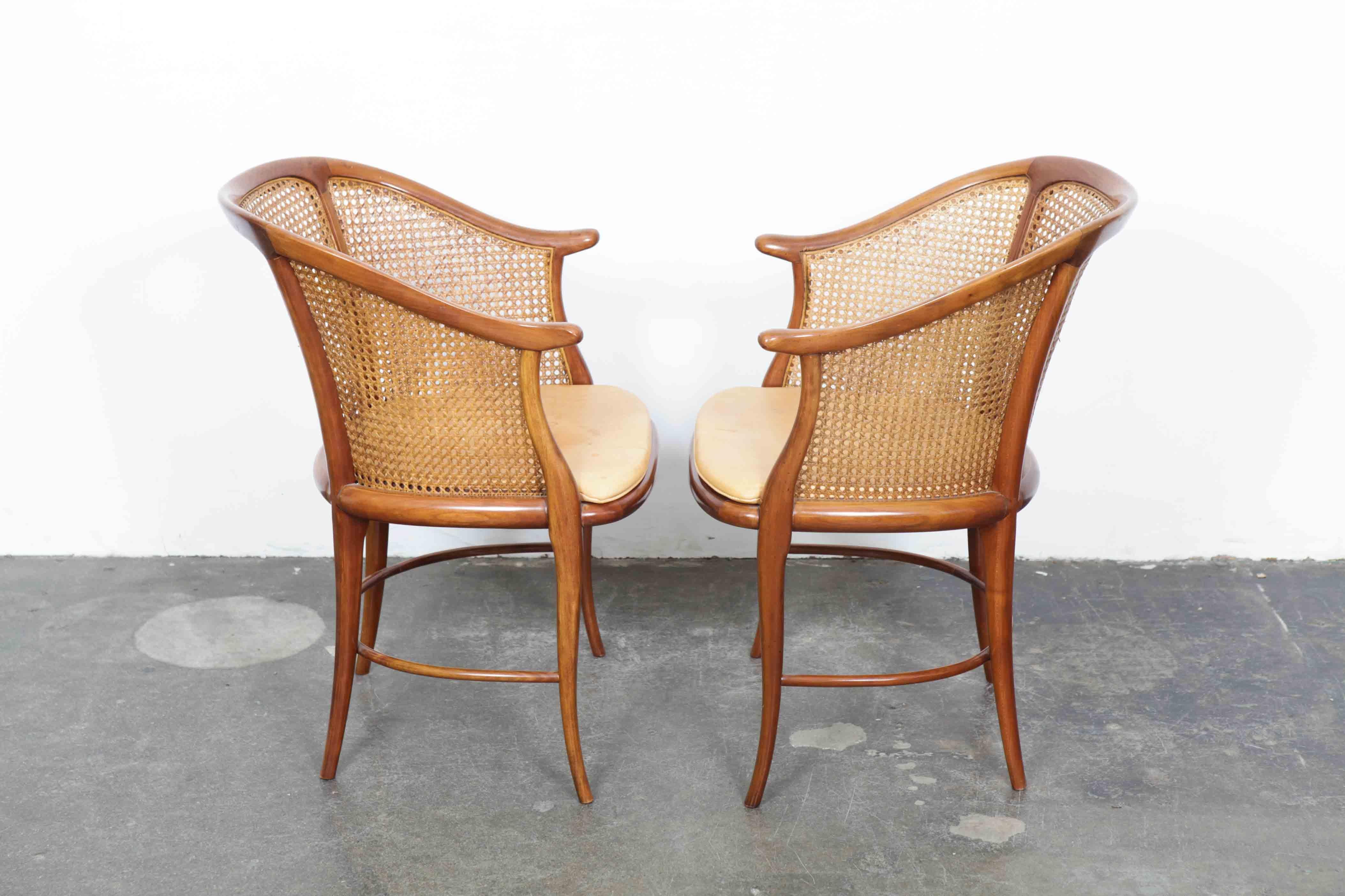Pair of Cane and Leather Italian Chairs with Cherrywood Frames (Moderne der Mitte des Jahrhunderts)