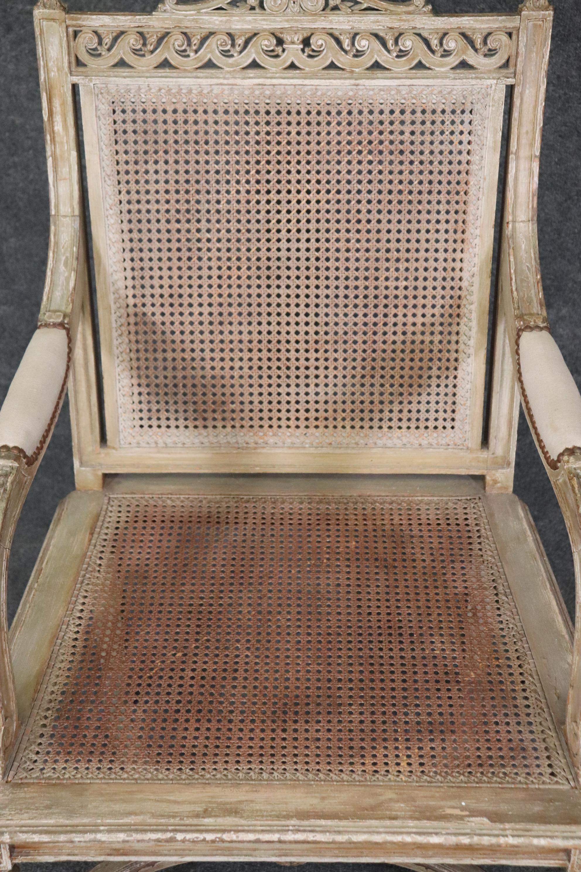   Paar antike weiß lackierte Sessel mit Rohrrückenlehne im Louis-XVI.-Stil Dini im Angebot 4