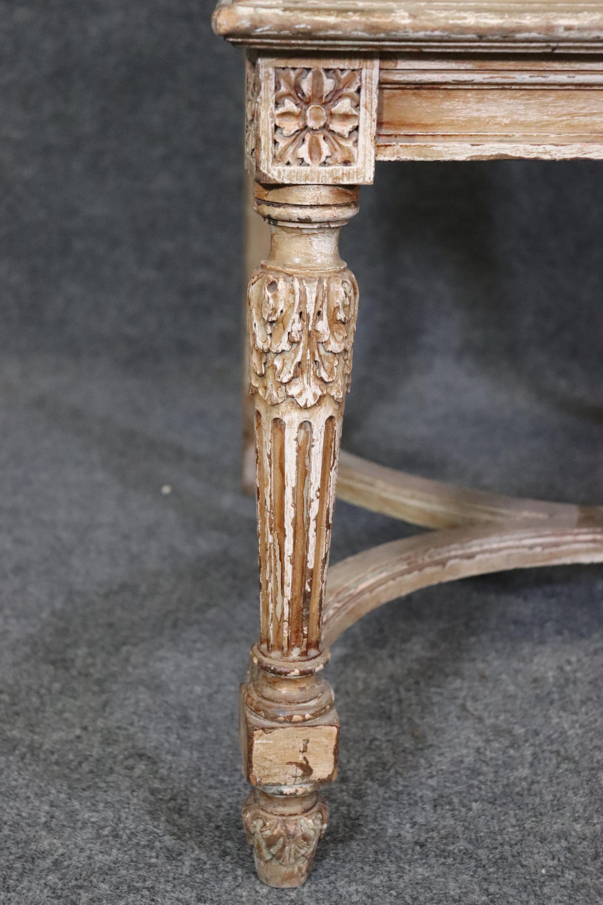   Paar antike weiß lackierte Sessel mit Rohrrückenlehne im Louis-XVI.-Stil Dini im Angebot 5