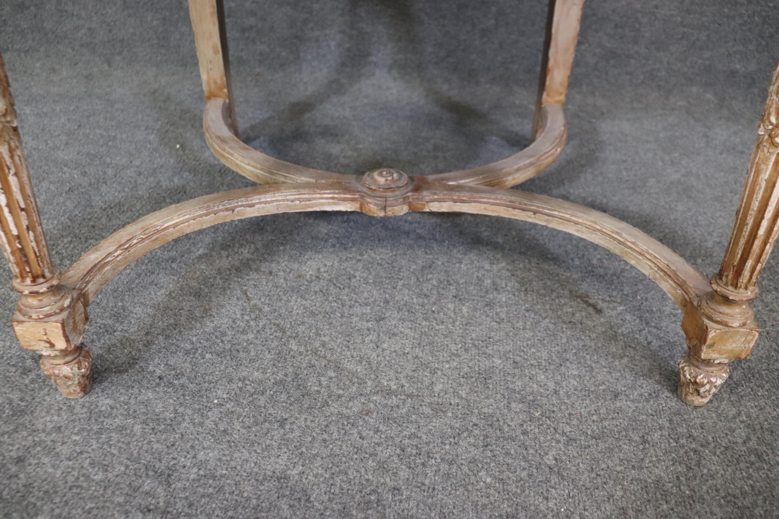   Paar antike weiß lackierte Sessel mit Rohrrückenlehne im Louis-XVI.-Stil Dini im Angebot 6