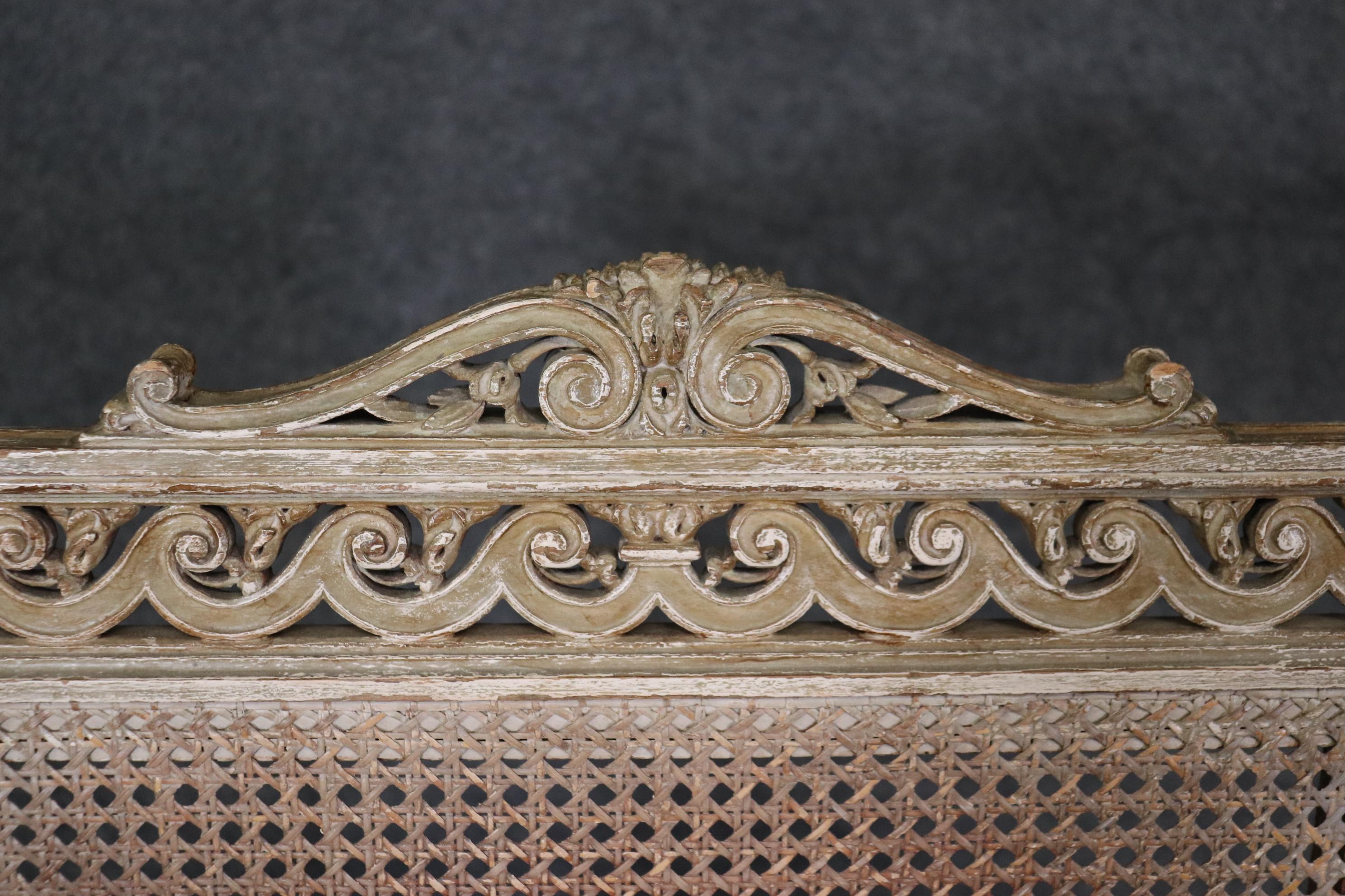   Paar antike weiß lackierte Sessel mit Rohrrückenlehne im Louis-XVI.-Stil Dini im Angebot 9