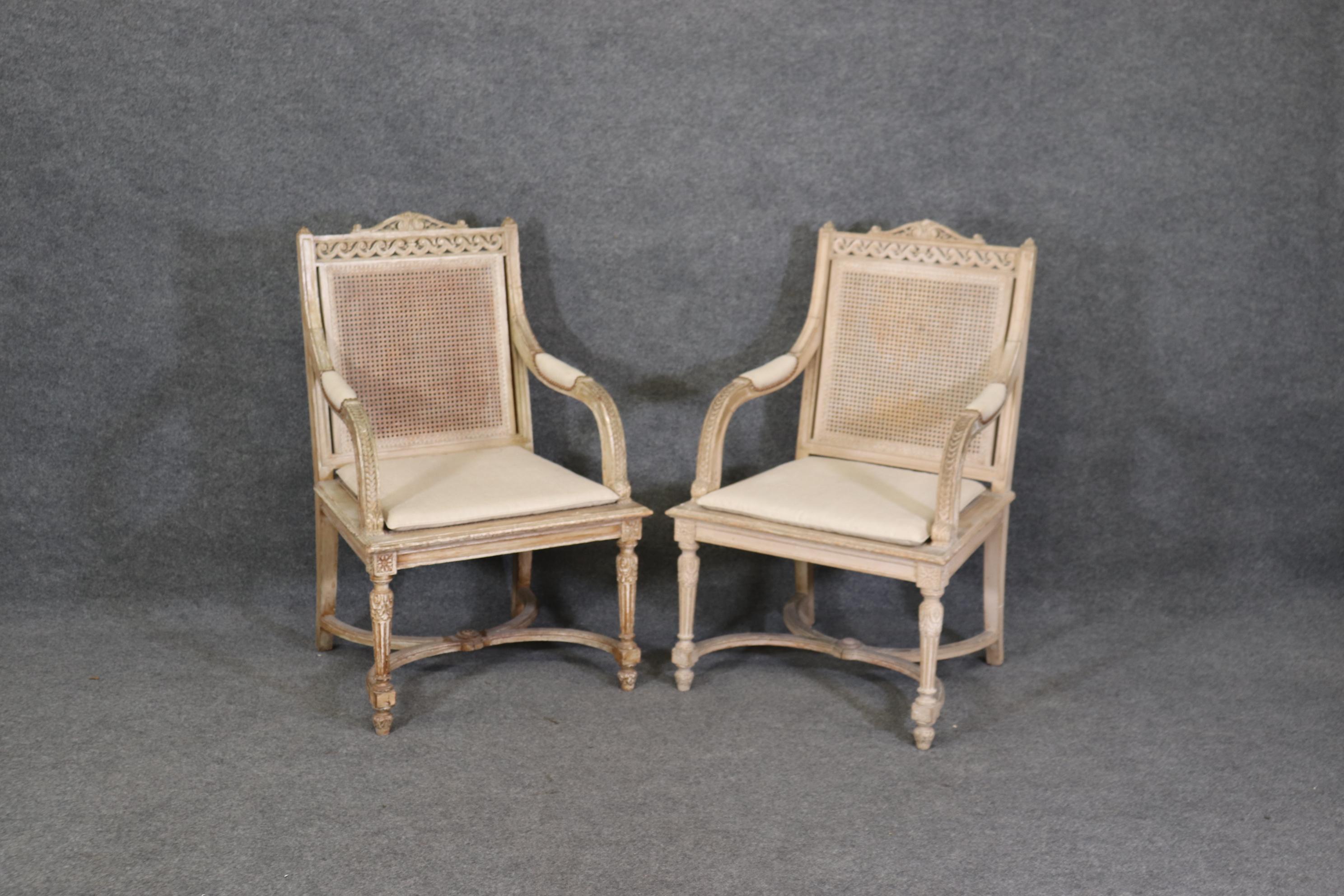 Il s'agit d'une belle paire de fauteuils anciens en canne et décorés à la peinture qui peuvent être utilisés pour la tête d'une table à manger. Les chaises sont très abîmées par le temps et présentent des pertes de peinture mais pas de dommages au