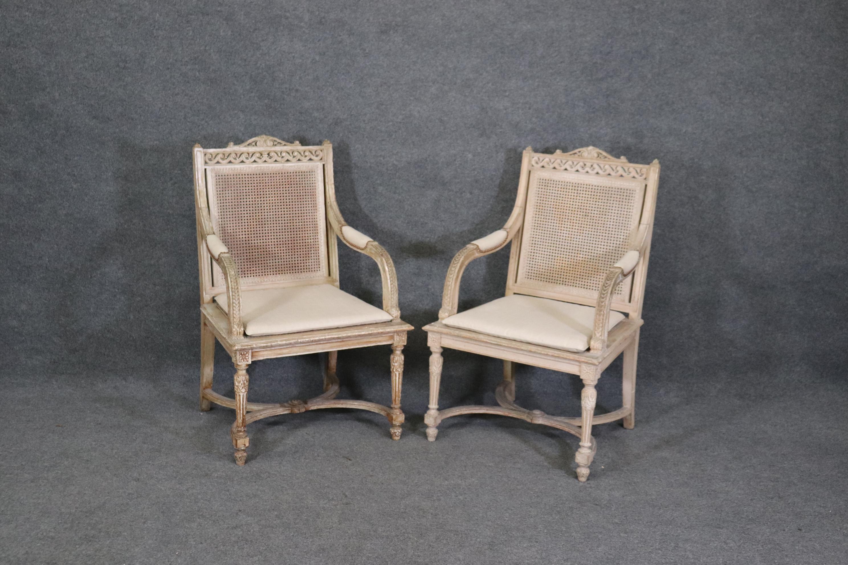   Paar antike weiß lackierte Sessel mit Rohrrückenlehne im Louis-XVI.-Stil Dini (Louis XVI.) im Angebot