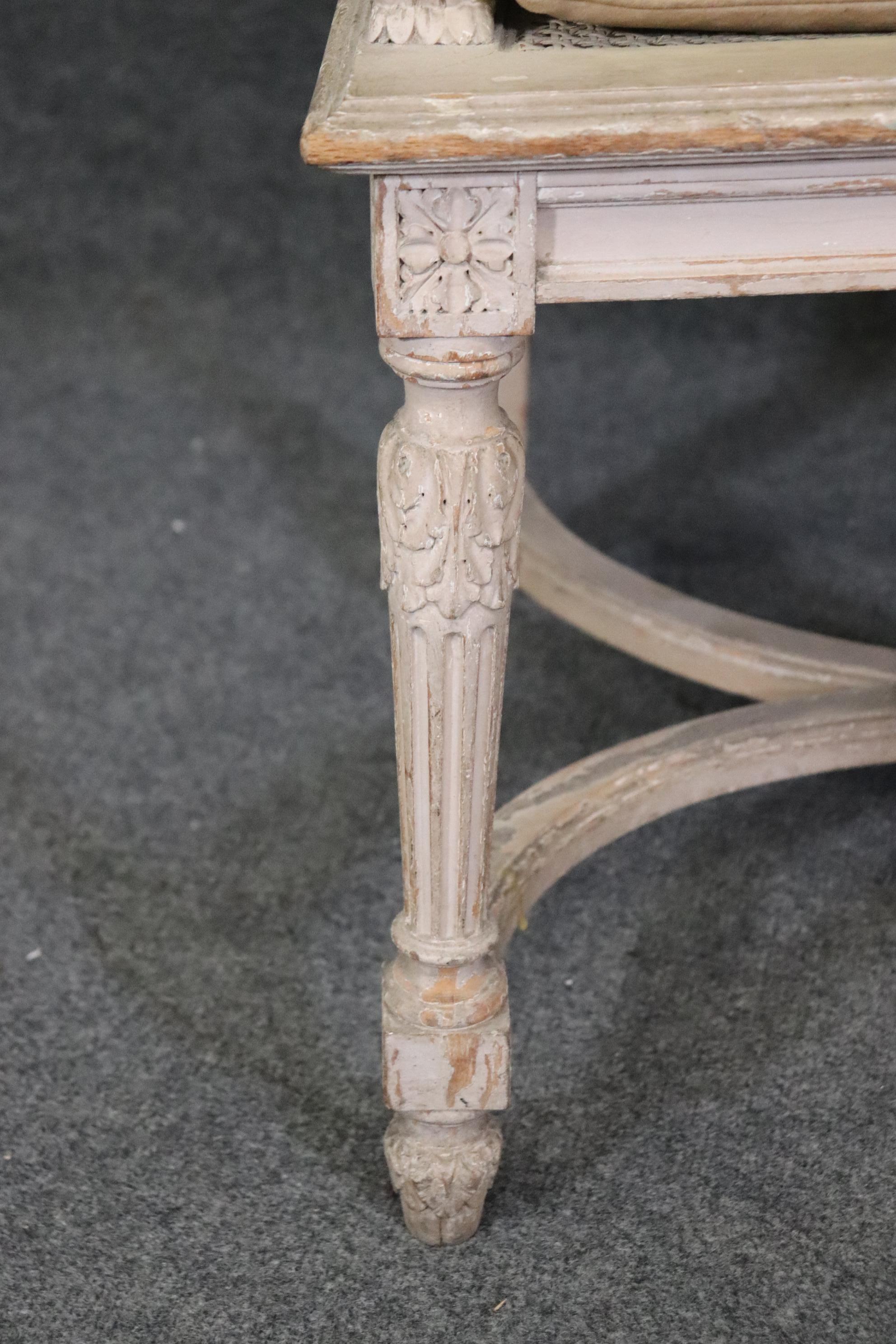 Paar antike, weiß lackierte, dekorative Sessel mit Rohrrückenlehne im Louis-XVI.-Stil, Esszimmer im Angebot 3