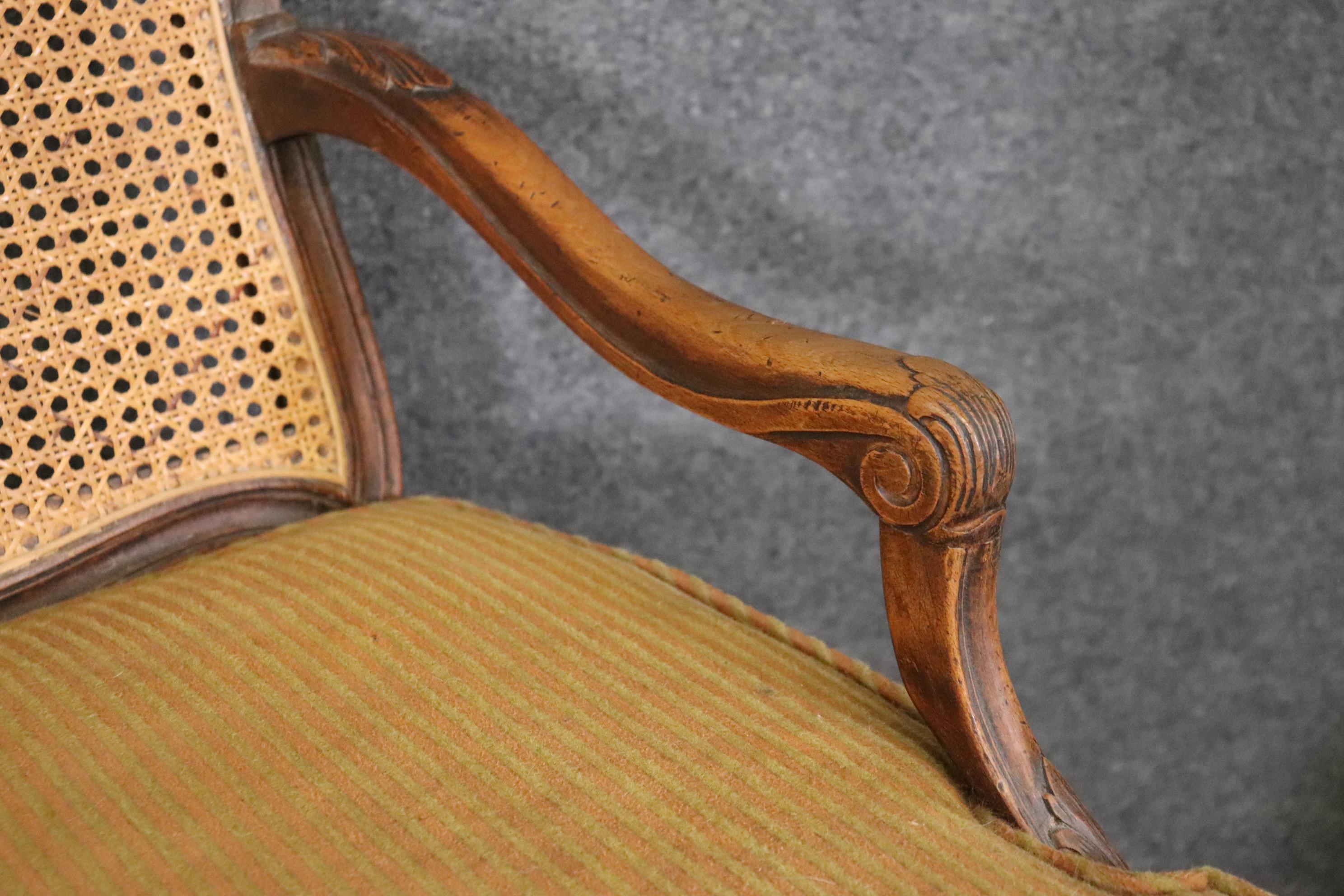 Paar französische Louis-XV-Sessel mit Rohrrücken im Angebot 4