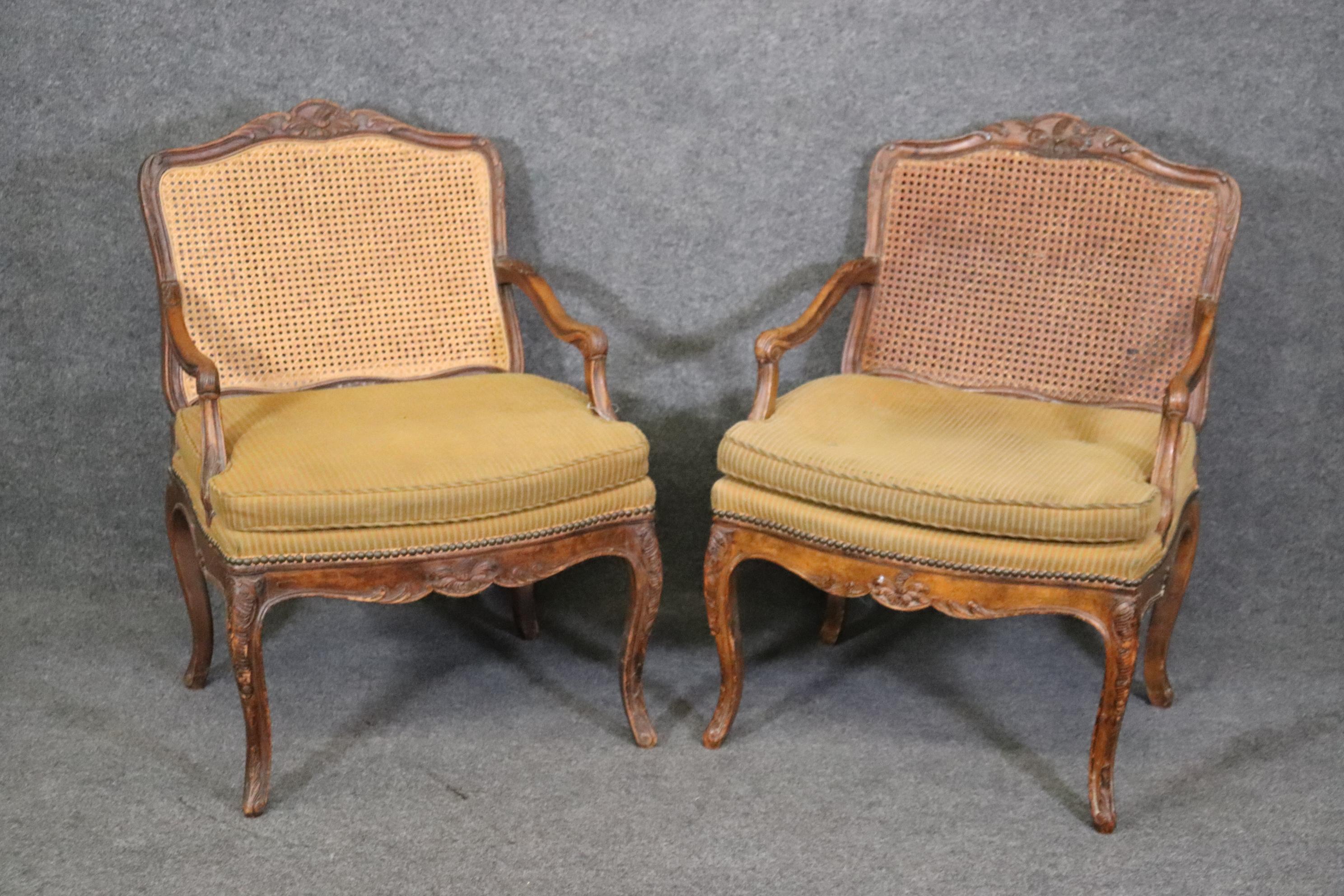 Ce sont de belles chaises. Ils présentent quelques pertes mineures au niveau de la canne. Les cadres sont en noyer sculpté de style Louis XV. Boutons manquants sur la sellerie. Les chaises mesurent 33,75 de haut x 24,5 de large x 27,25 de profondeur