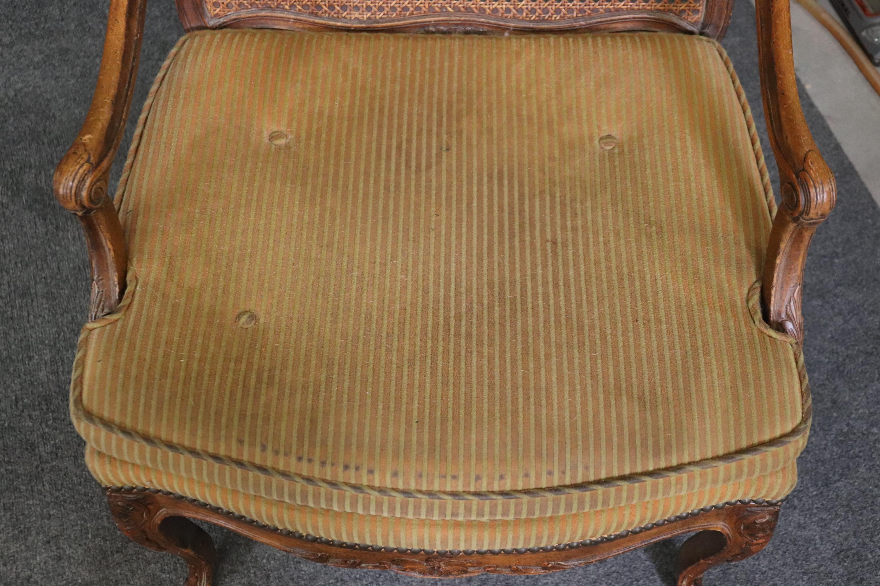 Paar französische Louis-XV-Sessel mit Rohrrücken (Walnuss) im Angebot