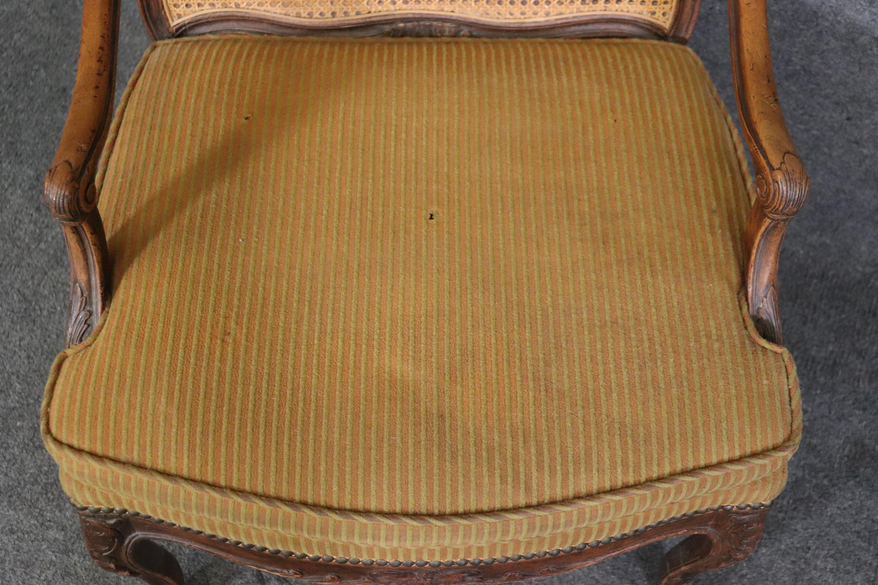 Paar französische Louis-XV-Sessel mit Rohrrücken im Angebot 1