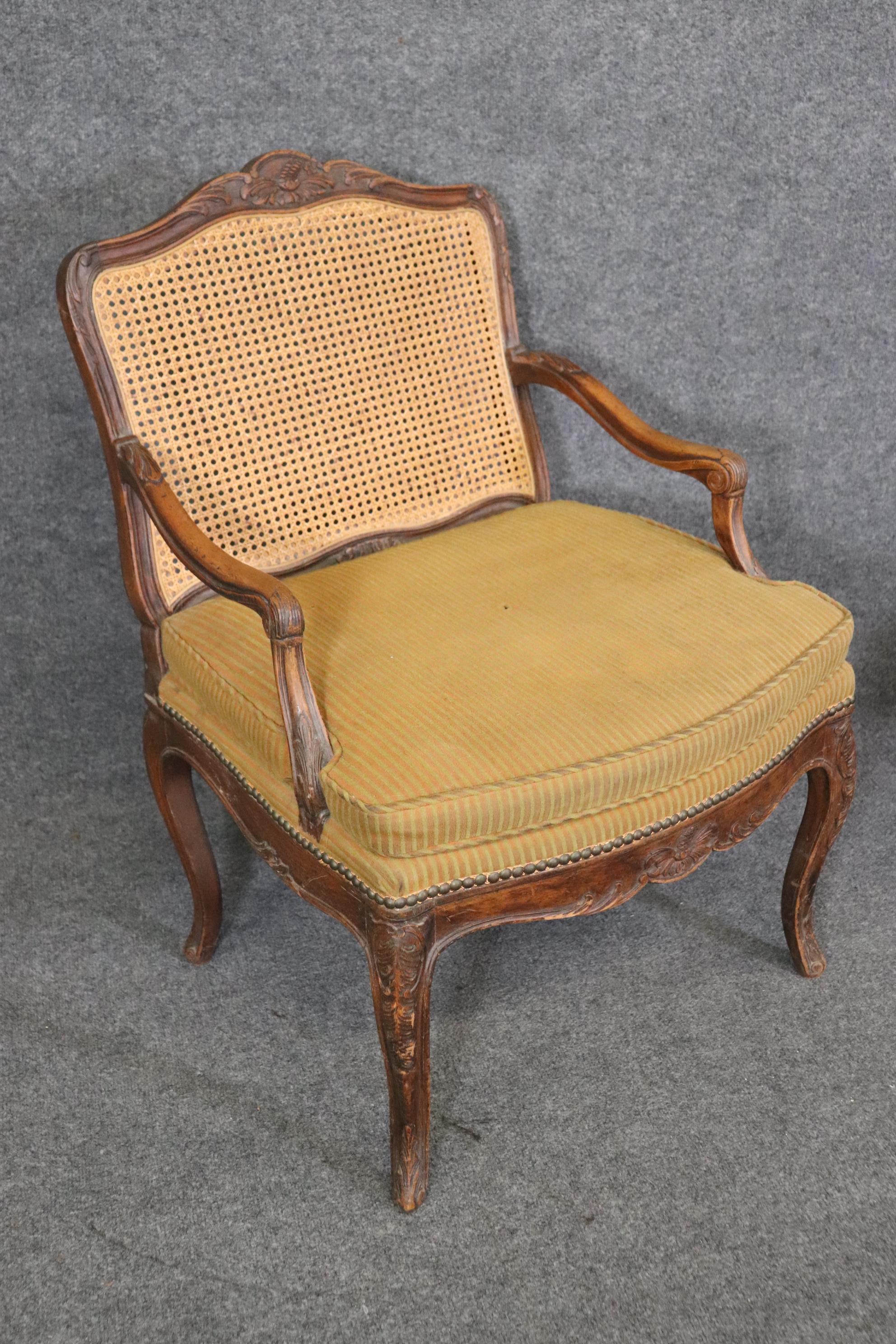 Paire de fauteuils Louis XV français à dossier canné en vente 3
