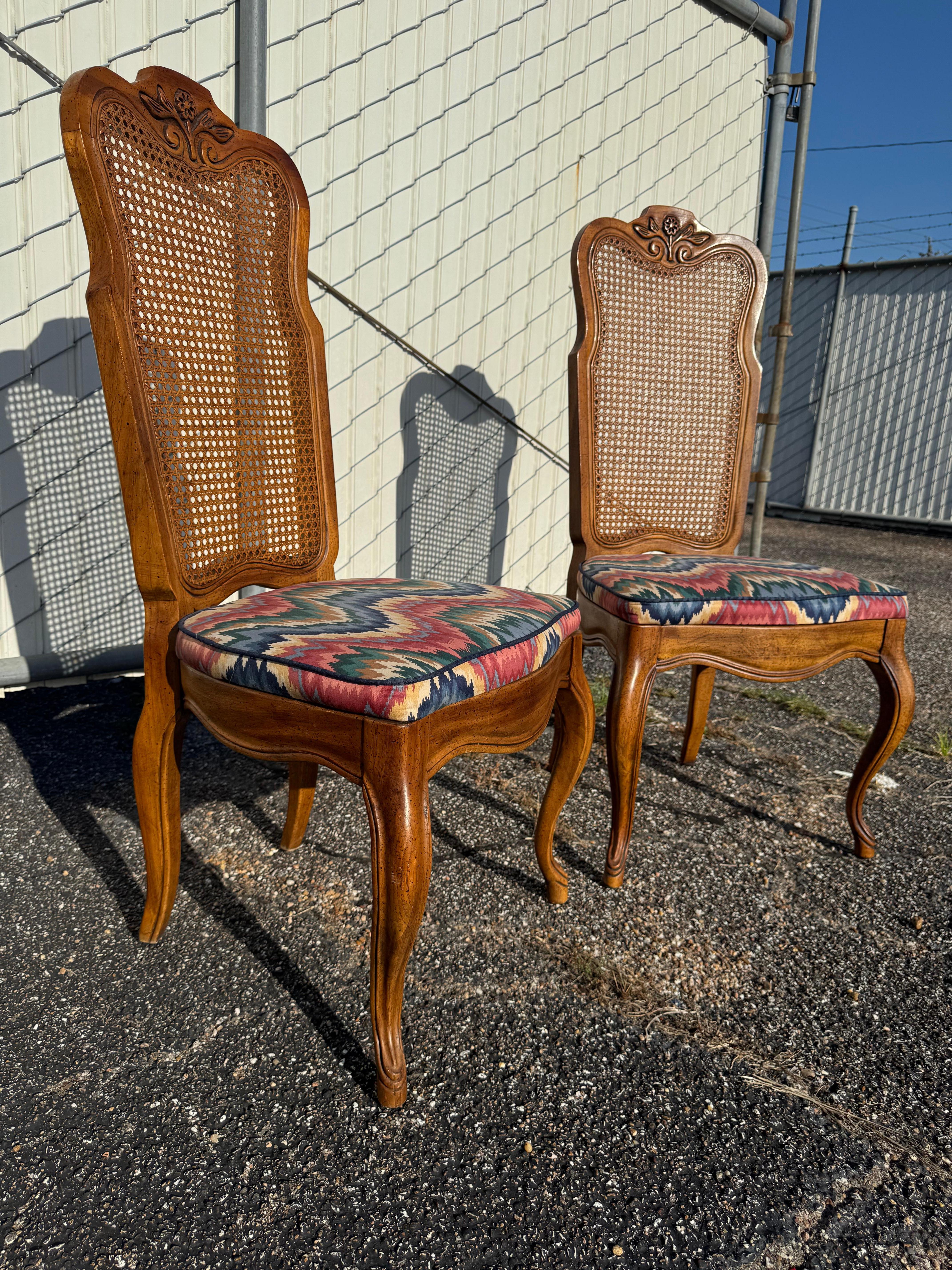 Pair of Cane Back French Provincial Side Chairs In Good Condition For Sale In Pasadena, TX