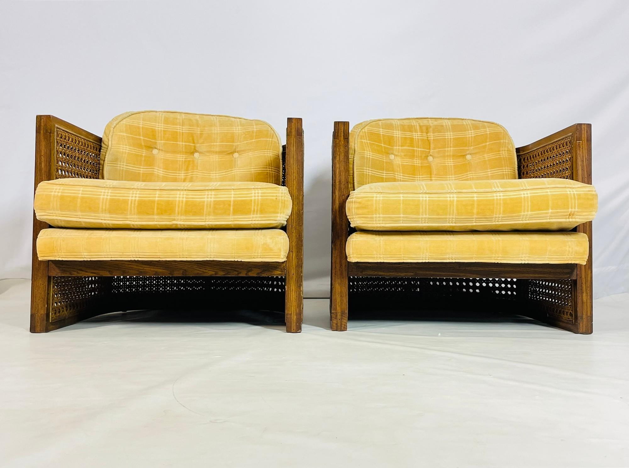 Coppia di sedie lounge progettate e prodotte a Torrance in California da Debu Furniture.

Questa straordinaria coppia di sedie lounge degli anni '70 cattura magnificamente l'estetica rilassata e raffinata dell'epoca. Ogni sedia presenta una robusta