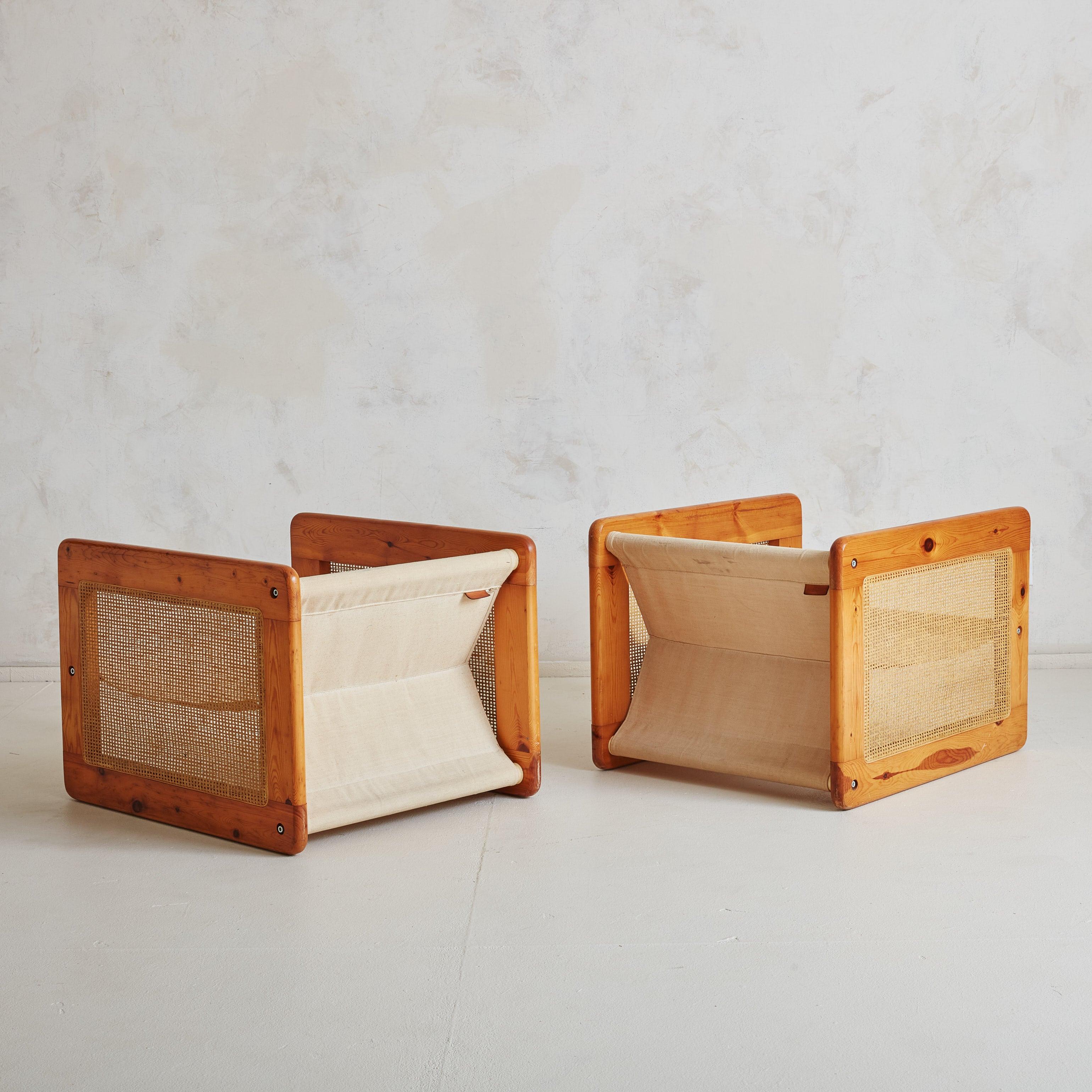Paire de chaises longues italiennes de style moderne du milieu du siècle dernier, datant des années 1970. Fabriquées par Evoluzione en Italie, ces chaises présentent un mélange harmonieux de matériaux - bois riche aux tons chauds, panneaux de