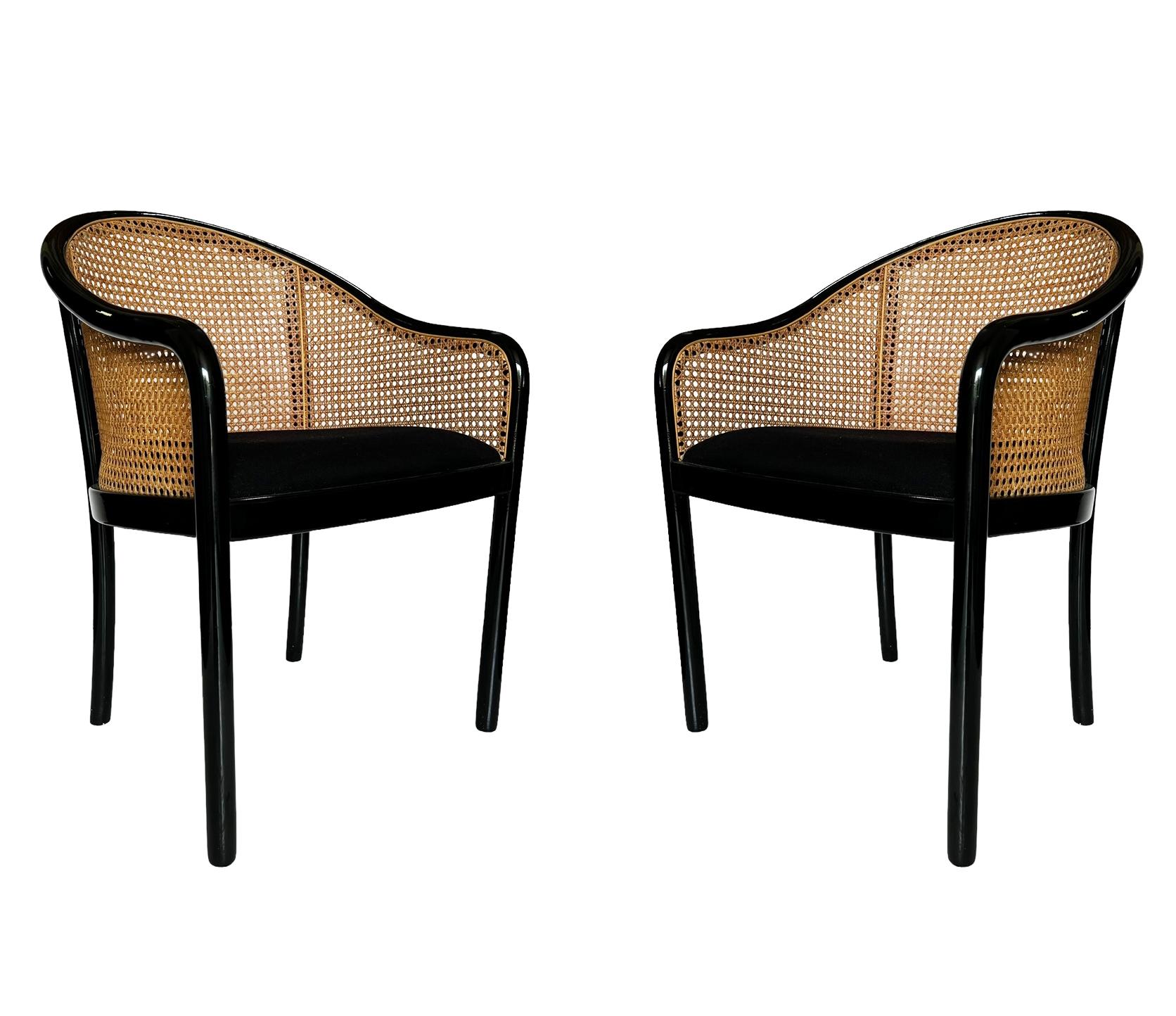 Un ensemble de chaises très élégantes et incroyablement bien fabriquées, provenant de l'Italie des années 1970. Il s'agit de fames en chêne massif noir brillant avec assise et dossier de chaise cannelés. Le prix comprend un jeu de quatre pièces,