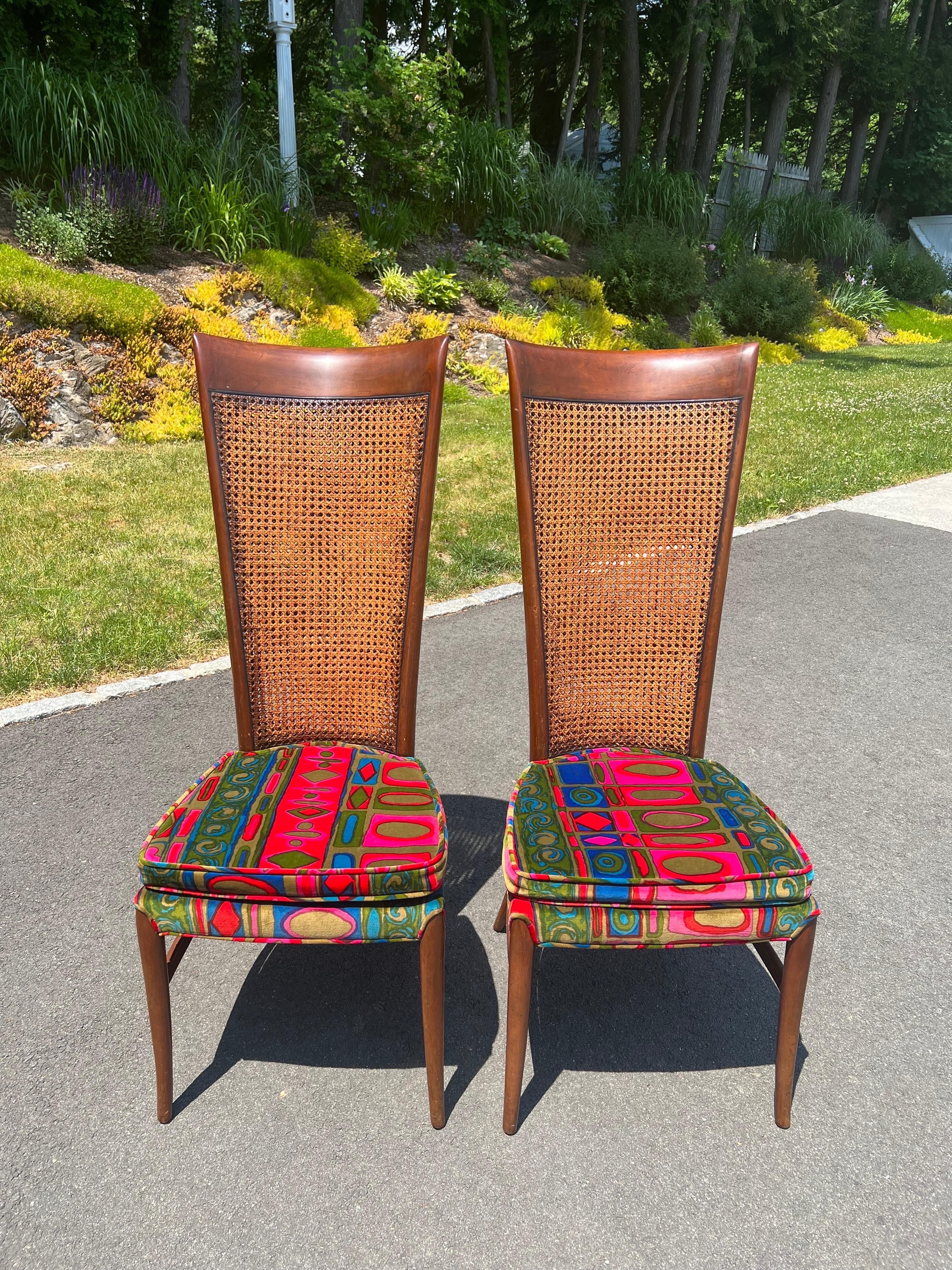 Paire de chaises cannées avec tapisserie en velours Jack Lenor Larsen. Ces beautés sont en très bon état et recouvertes du tissu classique 