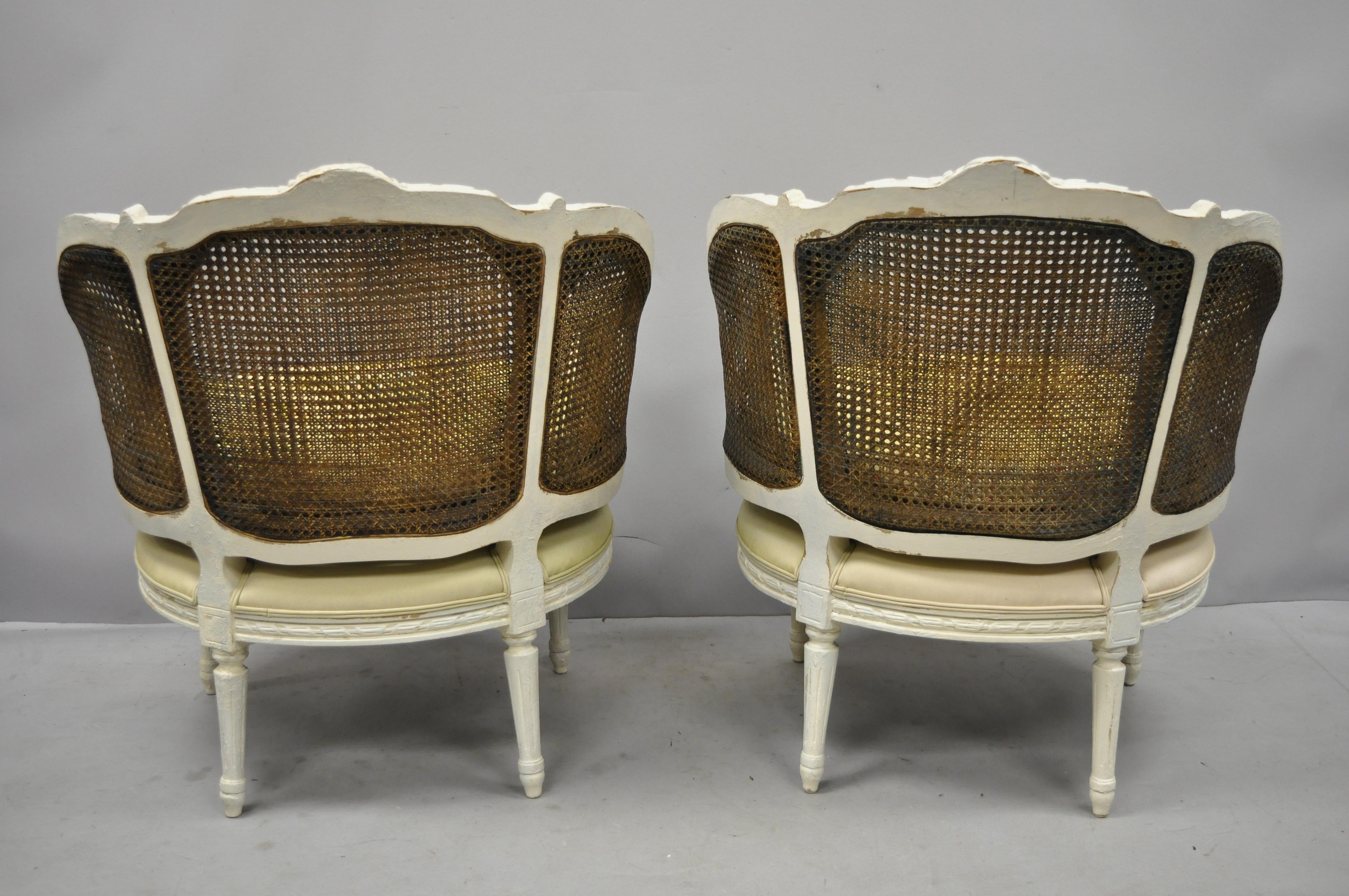 Paar französische Bergere-Salonstühle mit Rohrgeflecht im Louis-XVI.-Stil, weiß lackiert und im Distress-Stil im Angebot 4